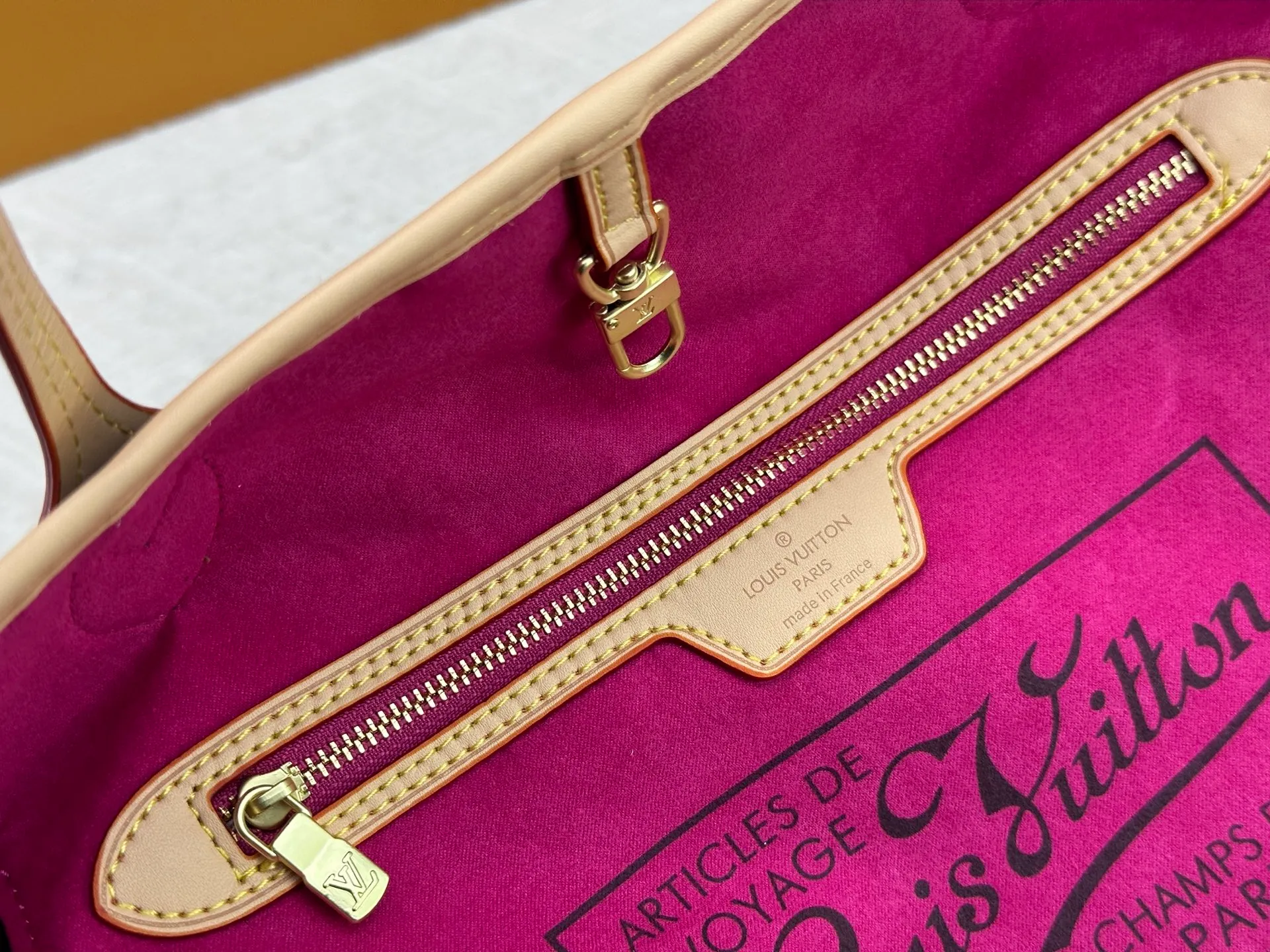 P260 Upgraded original M13675 M13271 M40995 This medium-sized Neverfull handbag is from the Louis Vuitton x Takashi Murakami reissue series. It uses Monogram canvas to create a spacious configuration, and then uses the smart Monogram floral pattern to interpret the artist's "ultra-flat" aesthetic style. Cowhide leather outlines the upper edge, handles and side straps, while the fabric lining incorporates colorful stripes. An interior zip pocket and a removable storage bag complete the functional design. Dimensions: 31.0 x 28.0 x 14.0 cm (length x height x width)