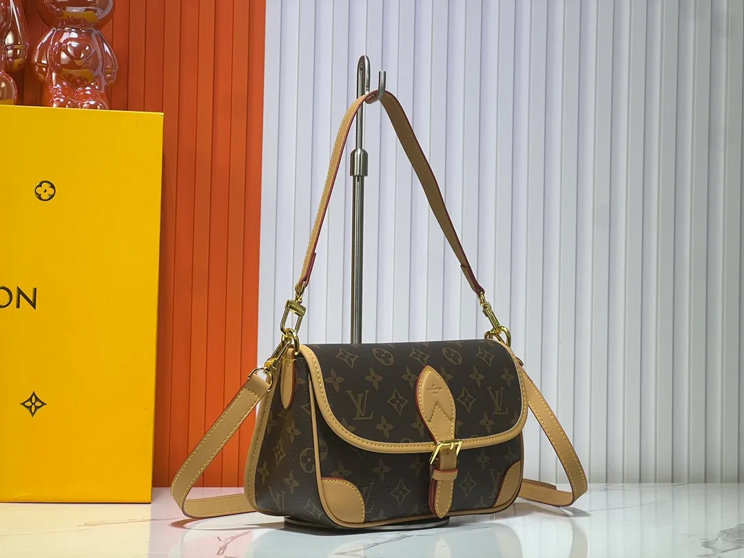 Batch 220💰M45985 belt Diane handbag reshapes the classic design of the 1990s, incorporating retro elements such as leather corners and traditional buckles into the Monogram canvas body, with pockets and a neat inner layer. The wide jacquard shoulder strap features the bold Louis Vuitton logo and Monogram flowers on either side. 24.0 x 15.0 x 9.0 cm cm