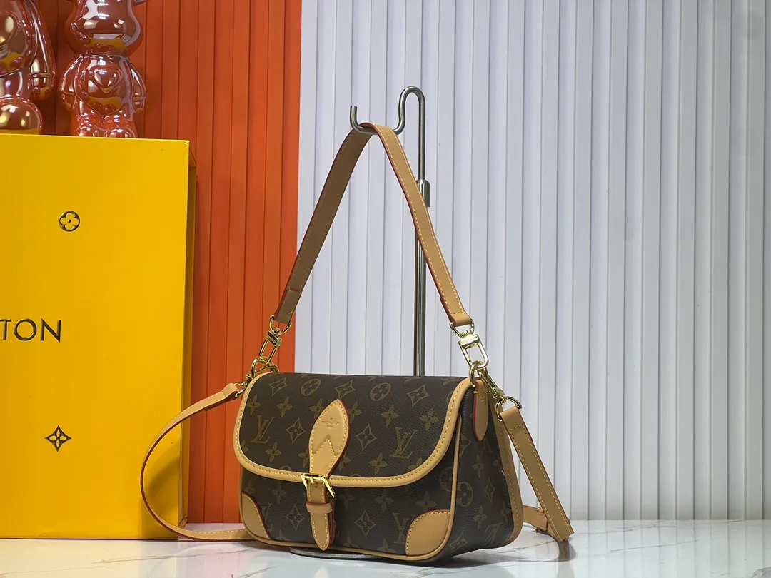 Batch 220💰M45985 belt Diane handbag reshapes the classic design of the 1990s, incorporating retro elements such as leather corners and traditional buckles into the Monogram canvas body, with pockets and a neat inner layer. The wide jacquard shoulder strap features the bold Louis Vuitton logo and Monogram flowers on either side. 24.0 x 15.0 x 9.0 cm cm