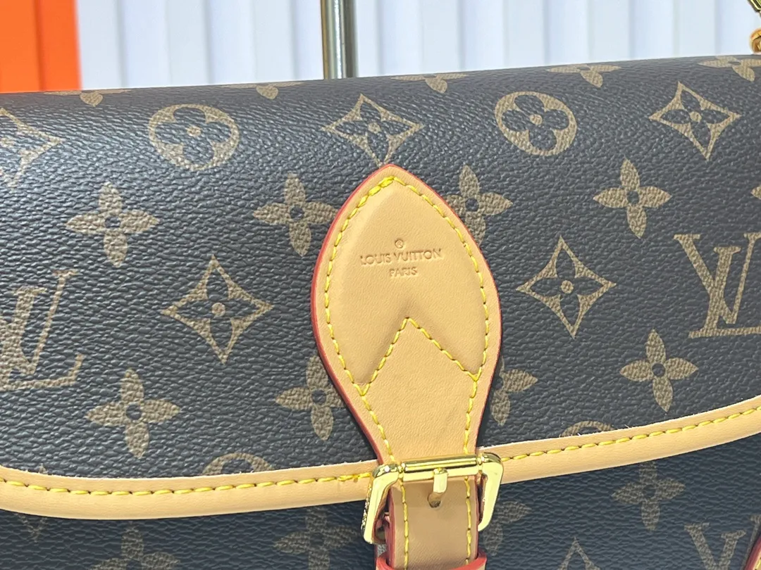 Batch 220💰M45985 belt Diane handbag reshapes the classic design of the 1990s, incorporating retro elements such as leather corners and traditional buckles into the Monogram canvas body, with pockets and a neat inner layer. The wide jacquard shoulder strap features the bold Louis Vuitton logo and Monogram flowers on either side. 24.0 x 15.0 x 9.0 cm cm