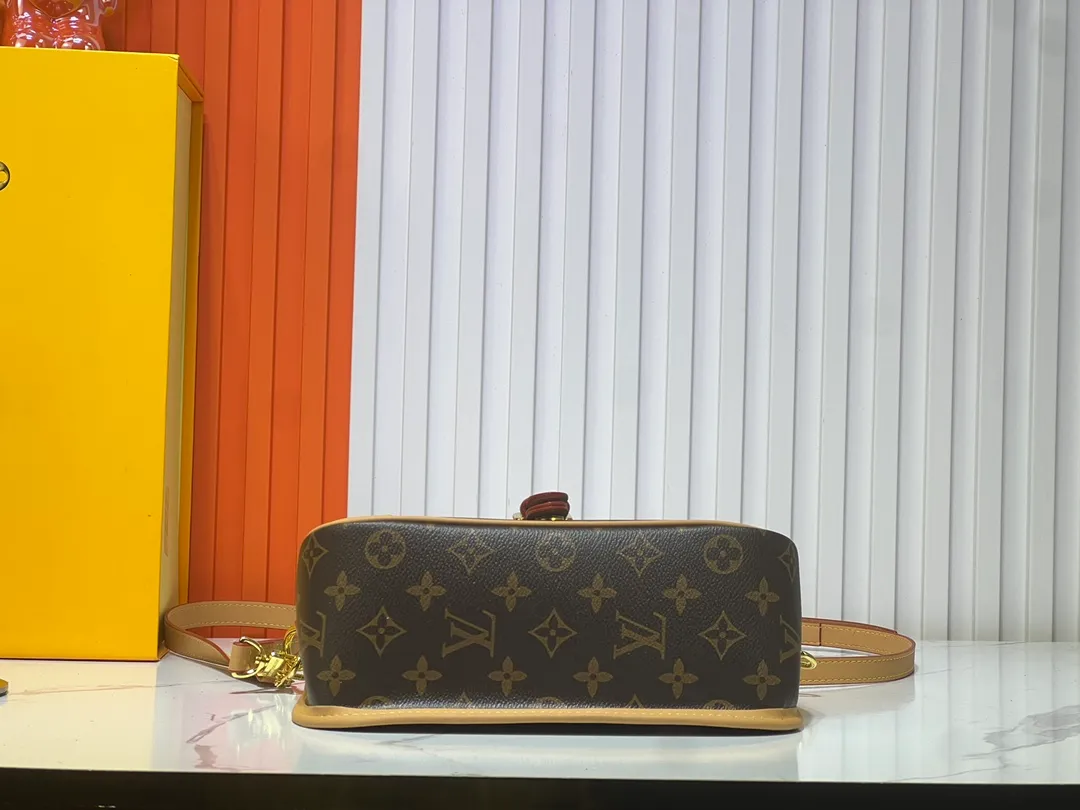 Batch 220💰M45985 belt Diane handbag reshapes the classic design of the 1990s, incorporating retro elements such as leather corners and traditional buckles into the Monogram canvas body, with pockets and a neat inner layer. The wide jacquard shoulder strap features the bold Louis Vuitton logo and Monogram flowers on either side. 24.0 x 15.0 x 9.0 cm cm