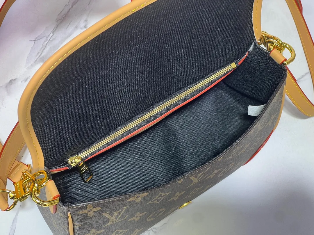 Batch 220💰M45985 belt Diane handbag reshapes the classic design of the 1990s, incorporating retro elements such as leather corners and traditional buckles into the Monogram canvas body, with pockets and a neat inner layer. The wide jacquard shoulder strap features the bold Louis Vuitton logo and Monogram flowers on either side. 24.0 x 15.0 x 9.0 cm cm