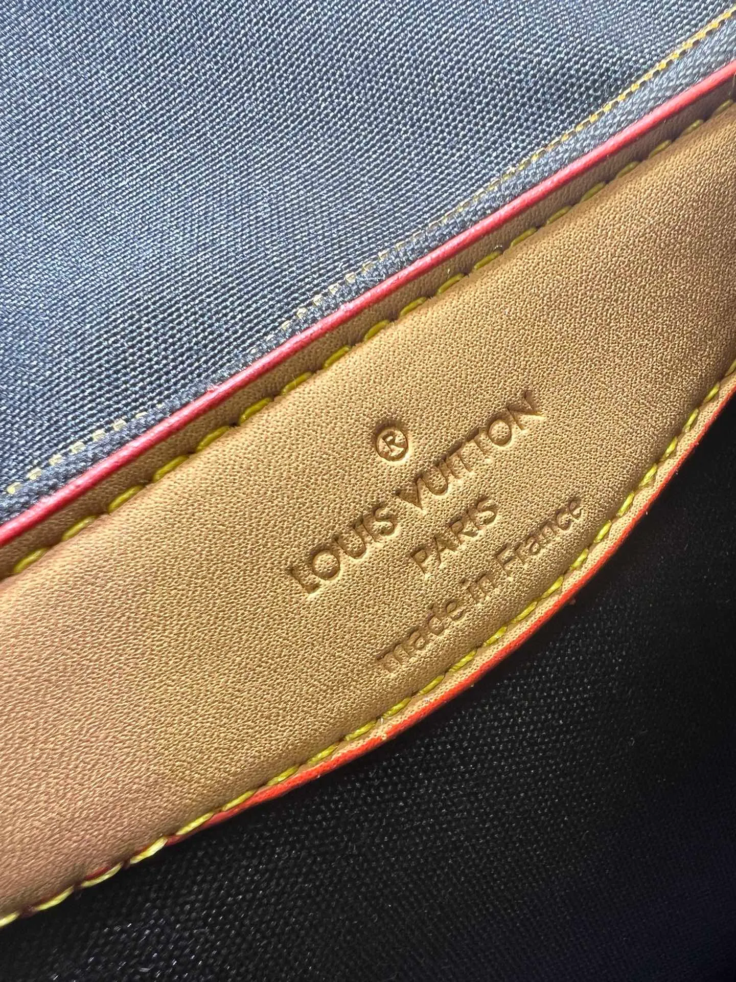 Batch 220💰M45985 belt Diane handbag reshapes the classic design of the 1990s, incorporating retro elements such as leather corners and traditional buckles into the Monogram canvas body, with pockets and a neat inner layer. The wide jacquard shoulder strap features the bold Louis Vuitton logo and Monogram flowers on either side. 24.0 x 15.0 x 9.0 cm cm