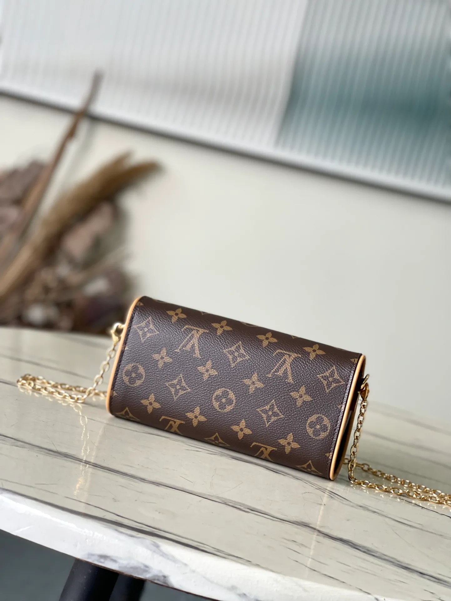 💰860 (steel hardware) top original order M13566 This Pochette Camille handbag is made of Monogram canvas, paying tribute to the original design that came out of Louis Vuitton's 2000 spring and summer fashion show. The S-Lock buckle, LVCircle logo on the chain and contrasting WVN leather trim embody the brand's classic elements. The flexible and easy-to-wear construction can be worn cross-body, over the shoulder or by hand. Dimensions: 20.5 × 11 × 6 cm