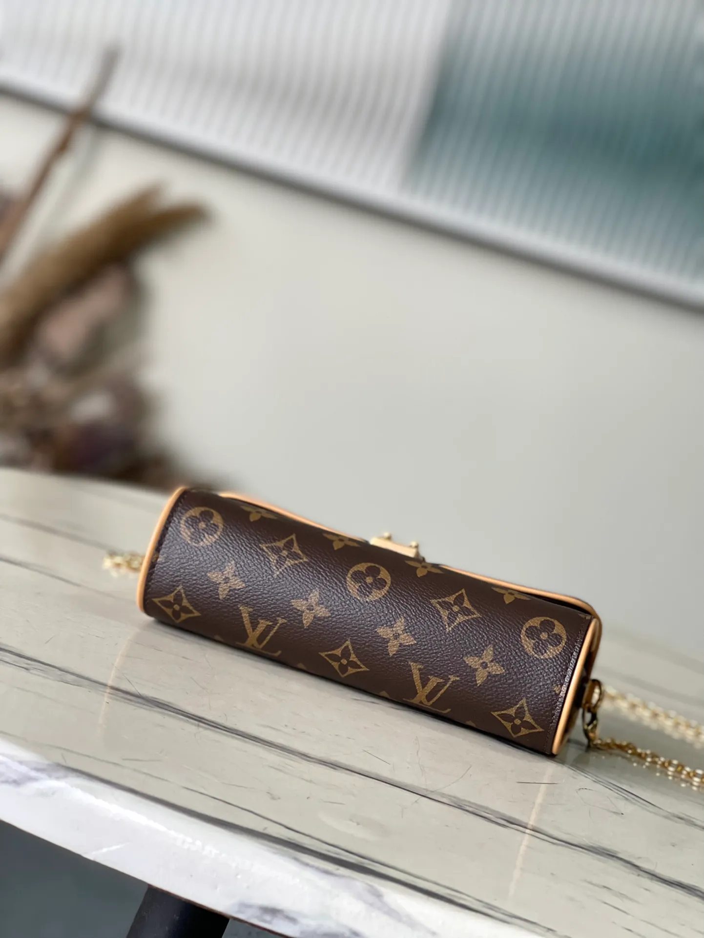 💰860 (steel hardware) top original order M13566 This Pochette Camille handbag is made of Monogram canvas, paying tribute to the original design that came out of Louis Vuitton's 2000 spring and summer fashion show. The S-Lock buckle, LVCircle logo on the chain and contrasting WVN leather trim embody the brand's classic elements. The flexible and easy-to-wear construction can be worn cross-body, over the shoulder or by hand. Dimensions: 20.5 × 11 × 6 cm