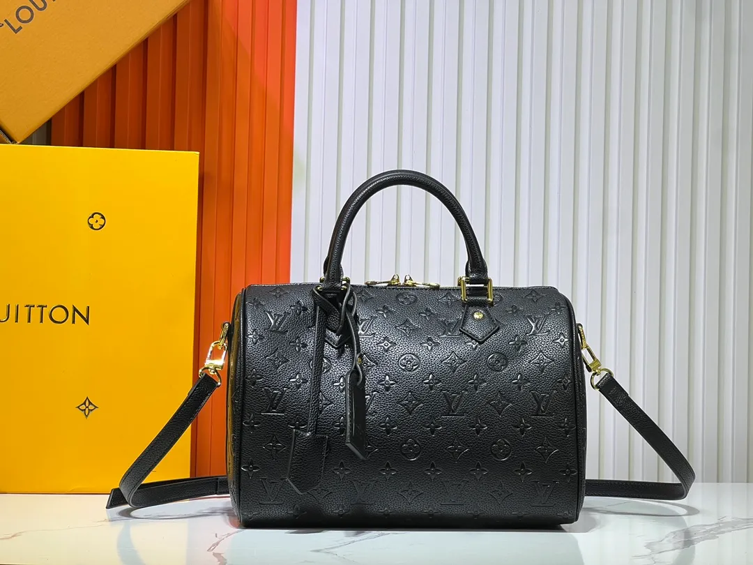 Batch 280💰Upgraded from the original M47186 M11323 M40391 This Speedy Soft 30 handbag renews the classic design of the Speedy handbag, using Monogram Empreinte leather and suede cowhide lining to create a light and soft structure. Whether carried by hand, cross-body or shoulder, you can create a trendy look. Dimensions: 30x21x17 cm