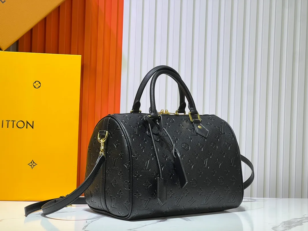 Batch 280💰Upgraded from the original M47186 M11323 M40391 This Speedy Soft 30 handbag renews the classic design of the Speedy handbag, using Monogram Empreinte leather and suede cowhide lining to create a light and soft structure. Whether carried by hand, cross-body or shoulder, you can create a trendy look. Dimensions: 30x21x17 cm