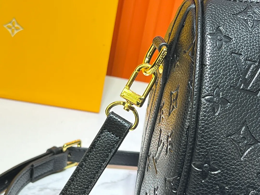 Batch 280💰Upgraded from the original M47186 M11323 M40391 This Speedy Soft 30 handbag renews the classic design of the Speedy handbag, using Monogram Empreinte leather and suede cowhide lining to create a light and soft structure. Whether carried by hand, cross-body or shoulder, you can create a trendy look. Dimensions: 30x21x17 cm