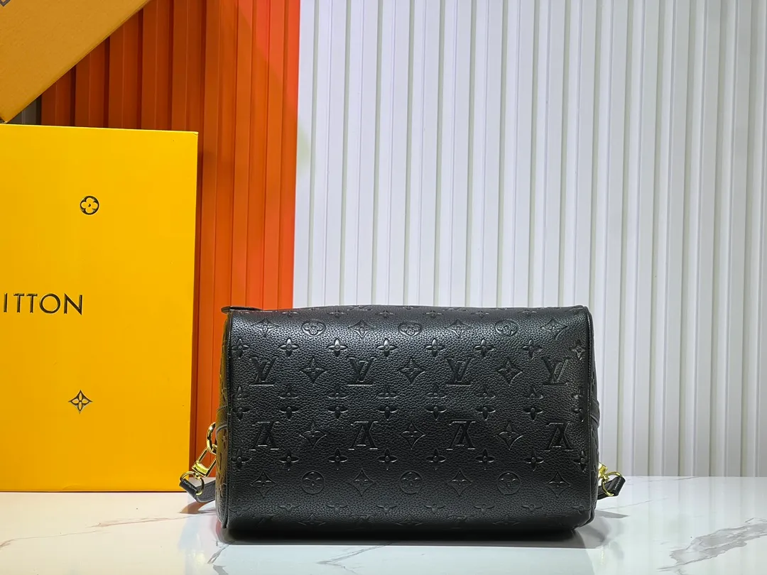 Batch 280💰Upgraded from the original M47186 M11323 M40391 This Speedy Soft 30 handbag renews the classic design of the Speedy handbag, using Monogram Empreinte leather and suede cowhide lining to create a light and soft structure. Whether carried by hand, cross-body or shoulder, you can create a trendy look. Dimensions: 30x21x17 cm