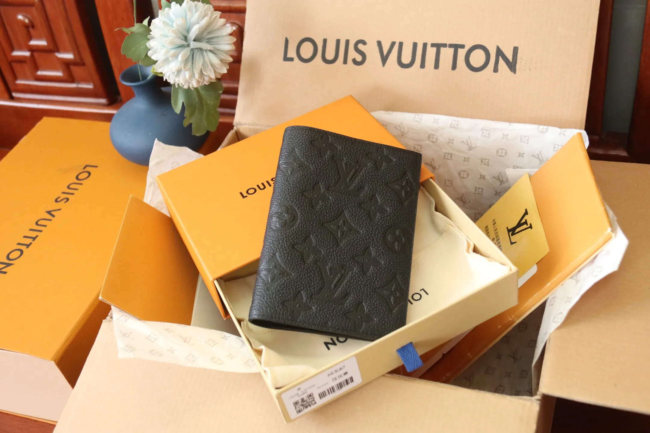 Original quality embossed M13187 passport holder💰320 An excellent companion for fashionable travel. Lined with luxurious grained calfskin and featuring a multi-compartment interior, this is a classic travel accessory. The image of a giraffe carrying a gorgeous Louis Vuitton handbag and making a shopping spree transforms this elegant passport holder into the embodiment of cuteness. 10.0x14.0x2.5cm