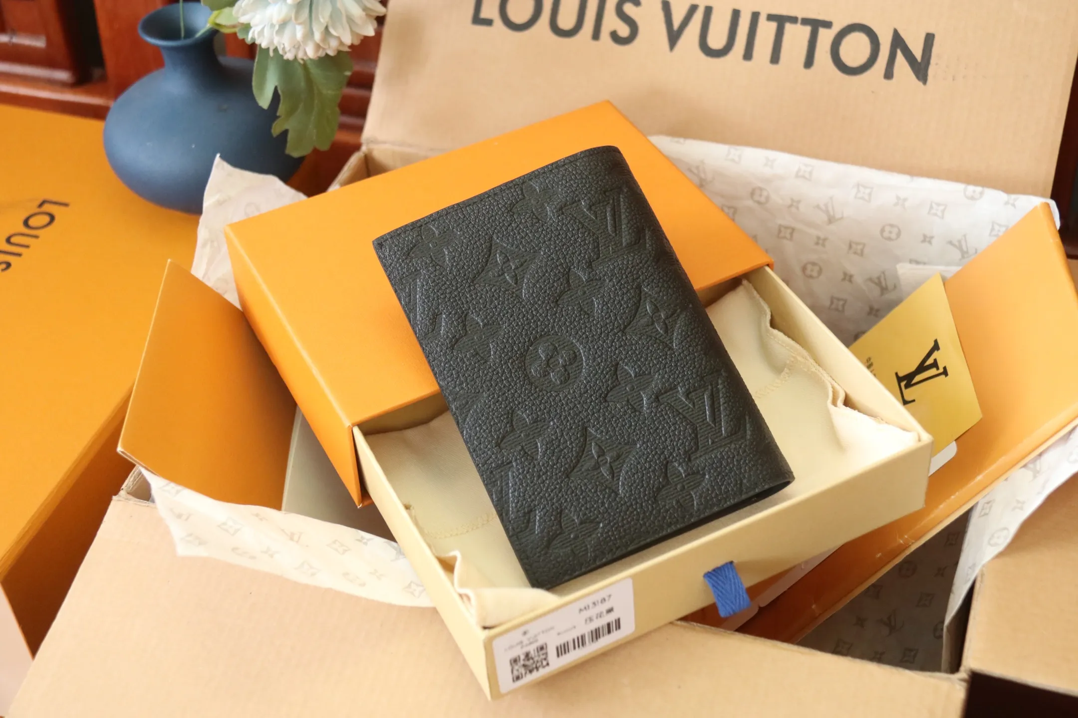 Original quality embossed M13187 passport holder💰320 An excellent companion for fashionable travel. Lined with luxurious grained calfskin and featuring a multi-compartment interior, this is a classic travel accessory. The image of a giraffe carrying a gorgeous Louis Vuitton handbag and making a shopping spree transforms this elegant passport holder into the embodiment of cuteness. 10.0x14.0x2.5cm