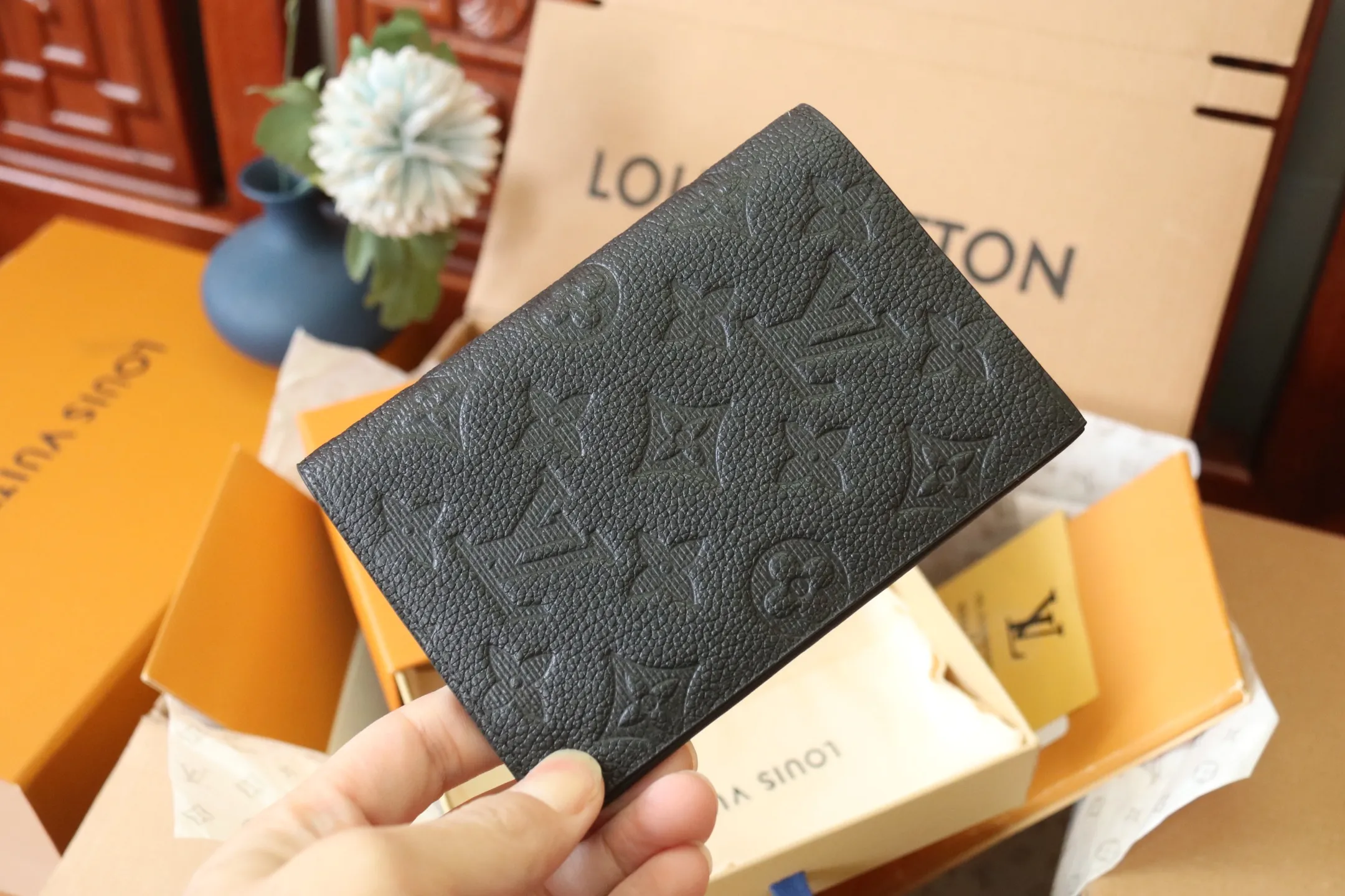 Original quality embossed M13187 passport holder💰320 An excellent companion for fashionable travel. Lined with luxurious grained calfskin and featuring a multi-compartment interior, this is a classic travel accessory. The image of a giraffe carrying a gorgeous Louis Vuitton handbag and making a shopping spree transforms this elegant passport holder into the embodiment of cuteness. 10.0x14.0x2.5cm