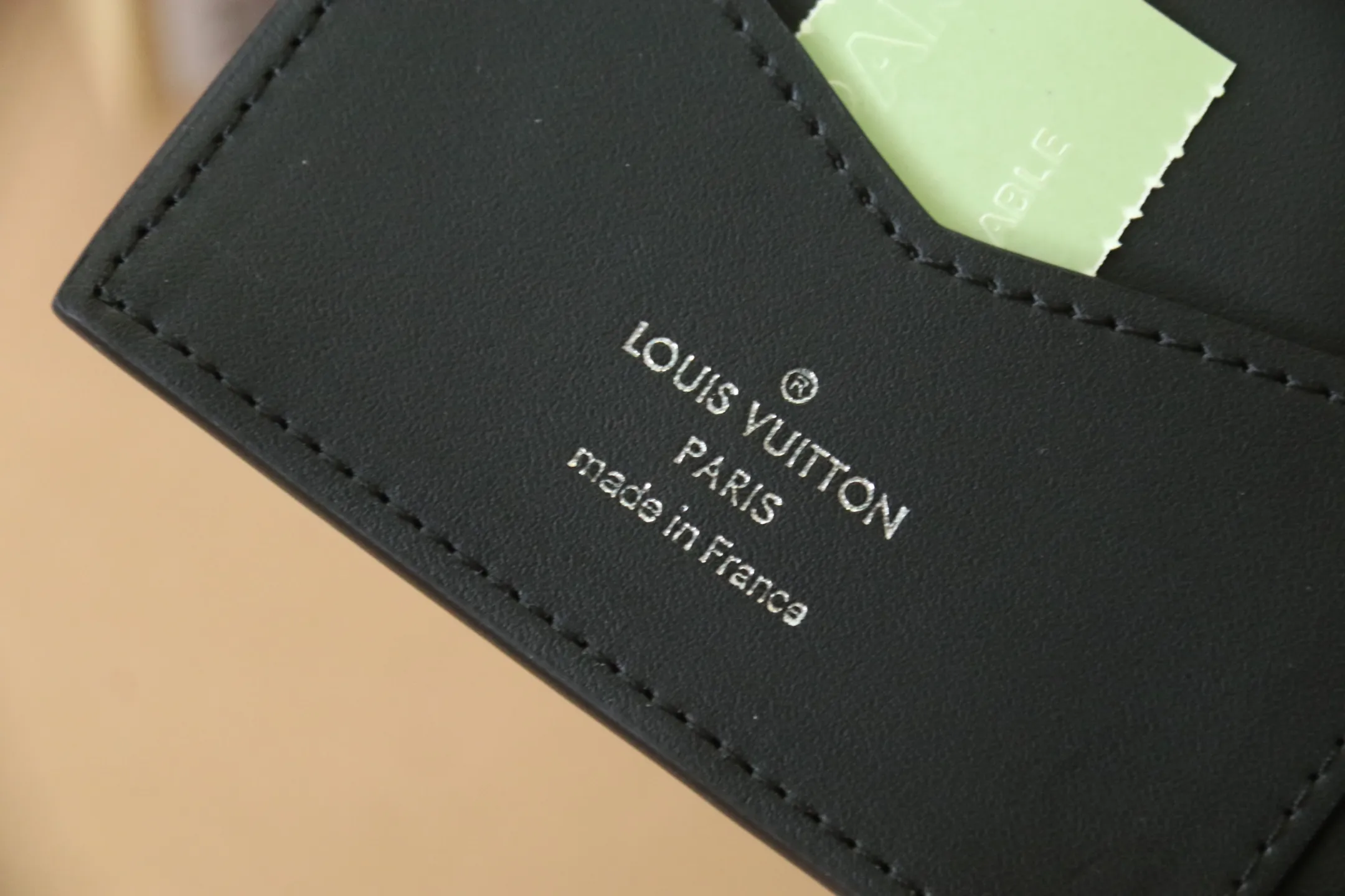 Original quality embossed M13187 passport holder💰320 An excellent companion for fashionable travel. Lined with luxurious grained calfskin and featuring a multi-compartment interior, this is a classic travel accessory. The image of a giraffe carrying a gorgeous Louis Vuitton handbag and making a shopping spree transforms this elegant passport holder into the embodiment of cuteness. 10.0x14.0x2.5cm