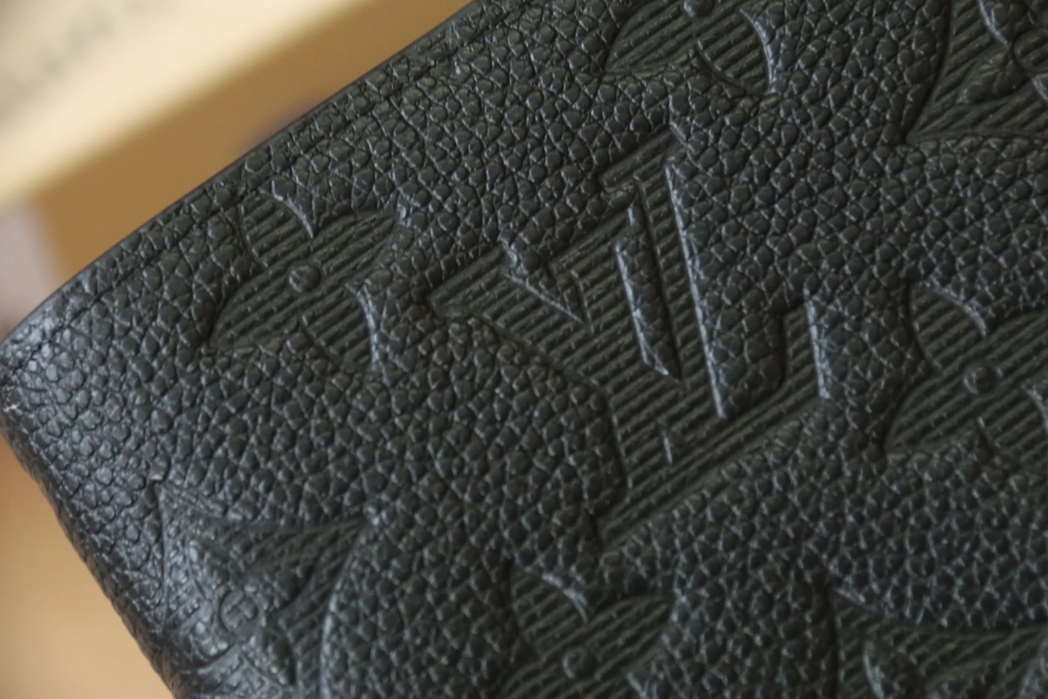 Original quality embossed M13187 passport holder💰320 An excellent companion for fashionable travel. Lined with luxurious grained calfskin and featuring a multi-compartment interior, this is a classic travel accessory. The image of a giraffe carrying a gorgeous Louis Vuitton handbag and making a shopping spree transforms this elegant passport holder into the embodiment of cuteness. 10.0x14.0x2.5cm