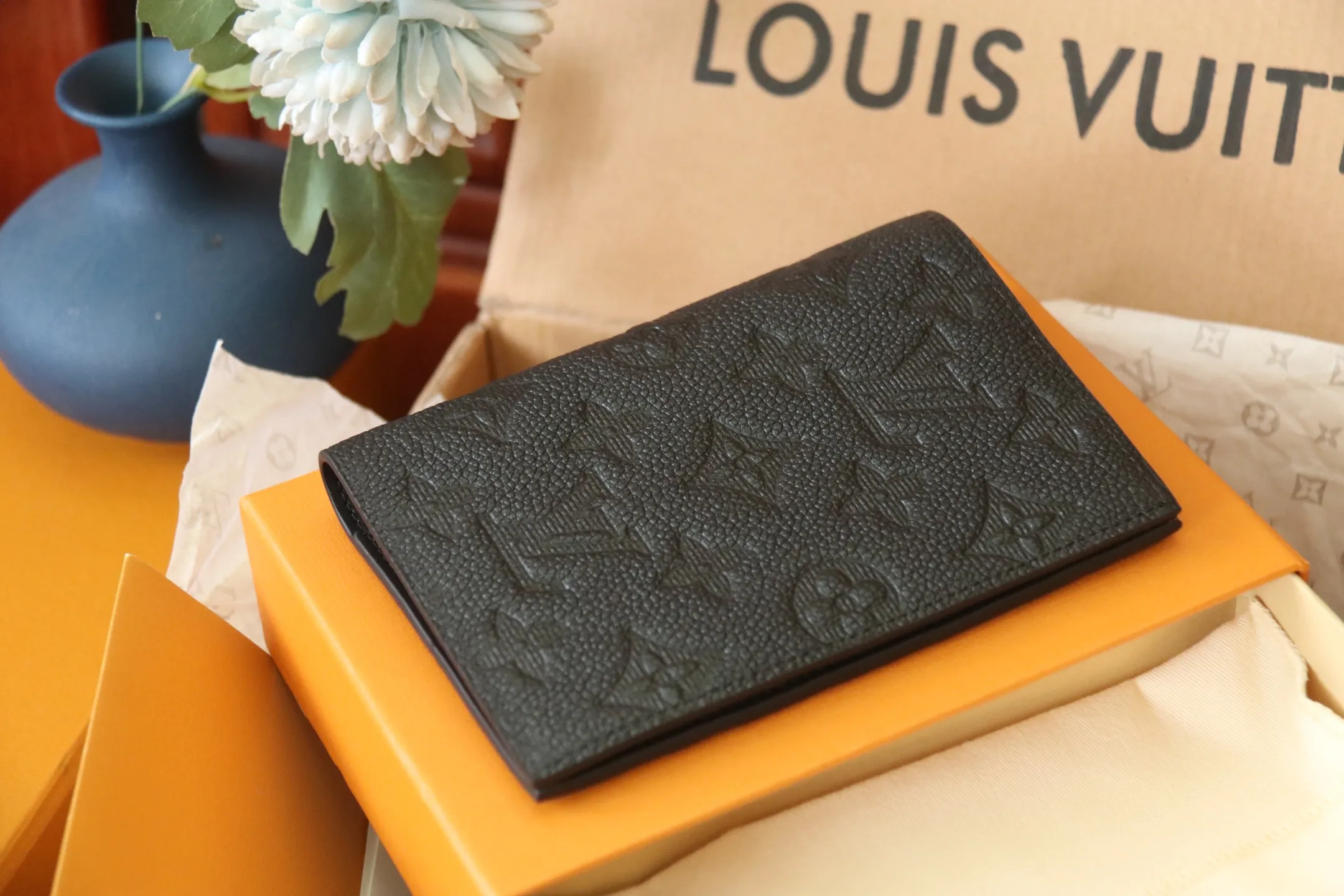 Original quality embossed M13187 passport holder💰320 An excellent companion for fashionable travel. Lined with luxurious grained calfskin and featuring a multi-compartment interior, this is a classic travel accessory. The image of a giraffe carrying a gorgeous Louis Vuitton handbag and making a shopping spree transforms this elegant passport holder into the embodiment of cuteness. 10.0x14.0x2.5cm