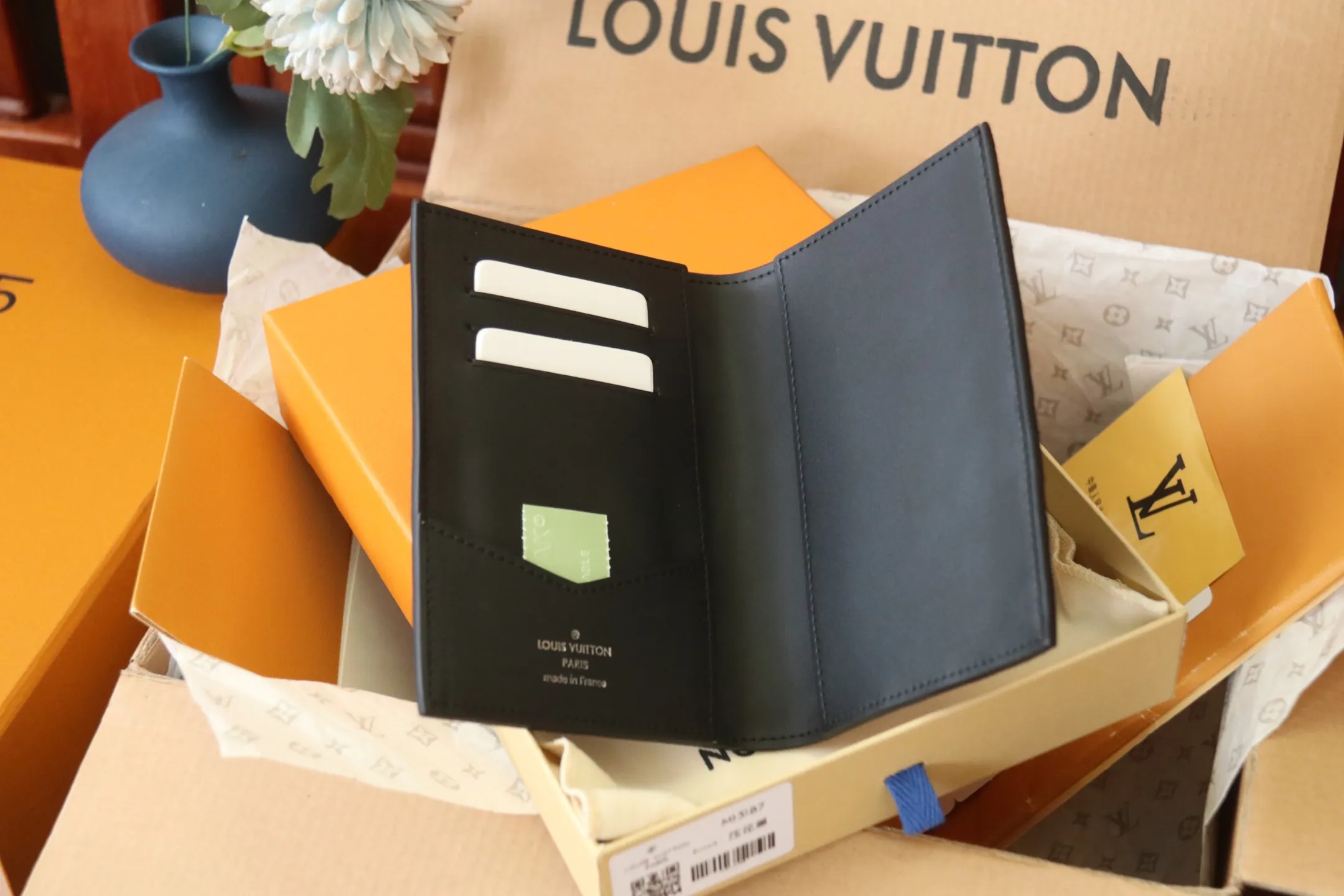 Original quality embossed M13187 passport holder💰320 An excellent companion for fashionable travel. Lined with luxurious grained calfskin and featuring a multi-compartment interior, this is a classic travel accessory. The image of a giraffe carrying a gorgeous Louis Vuitton handbag and making a shopping spree transforms this elegant passport holder into the embodiment of cuteness. 10.0x14.0x2.5cm