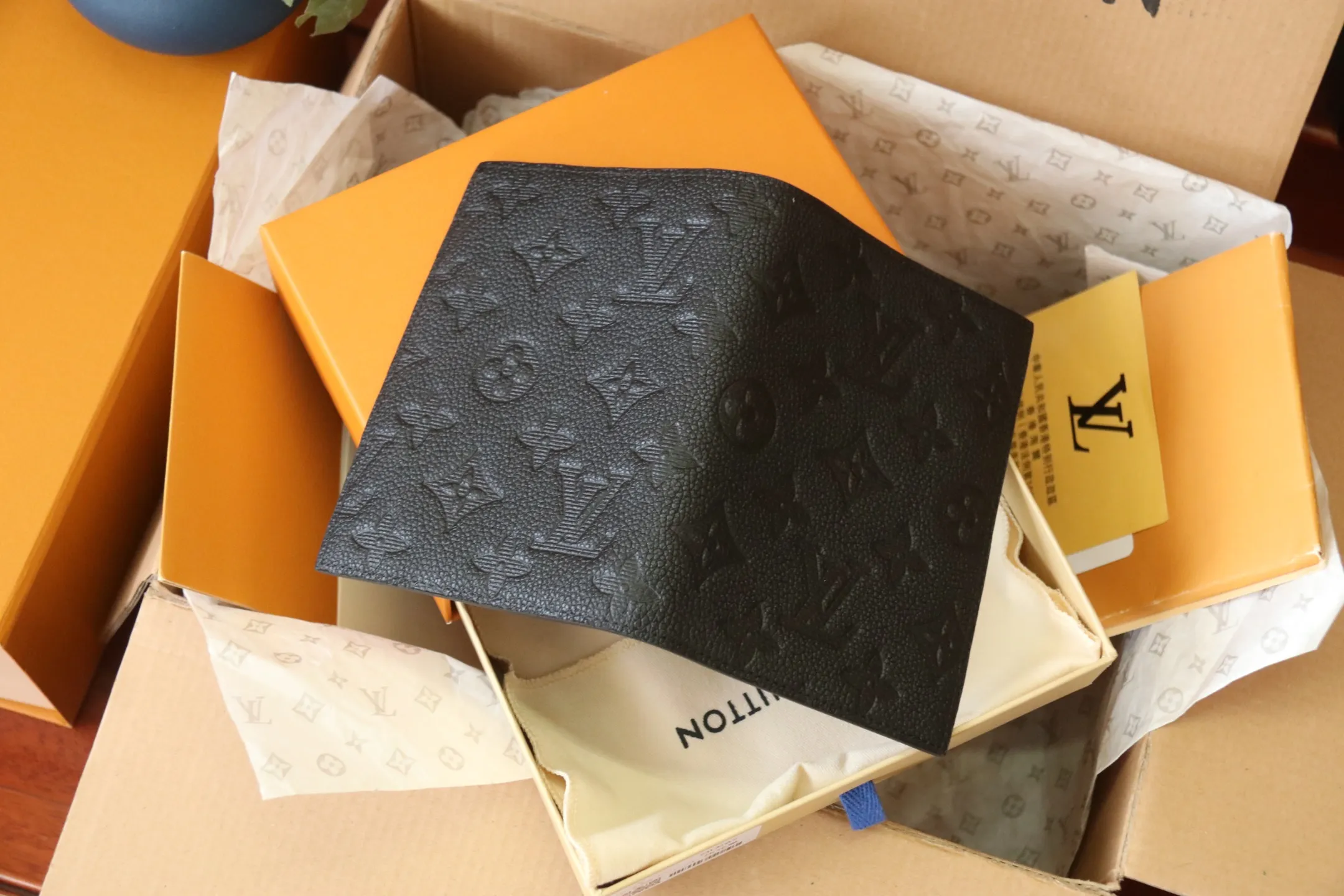 Original quality embossed M13187 passport holder💰320 An excellent companion for fashionable travel. Lined with luxurious grained calfskin and featuring a multi-compartment interior, this is a classic travel accessory. The image of a giraffe carrying a gorgeous Louis Vuitton handbag and making a shopping spree transforms this elegant passport holder into the embodiment of cuteness. 10.0x14.0x2.5cm