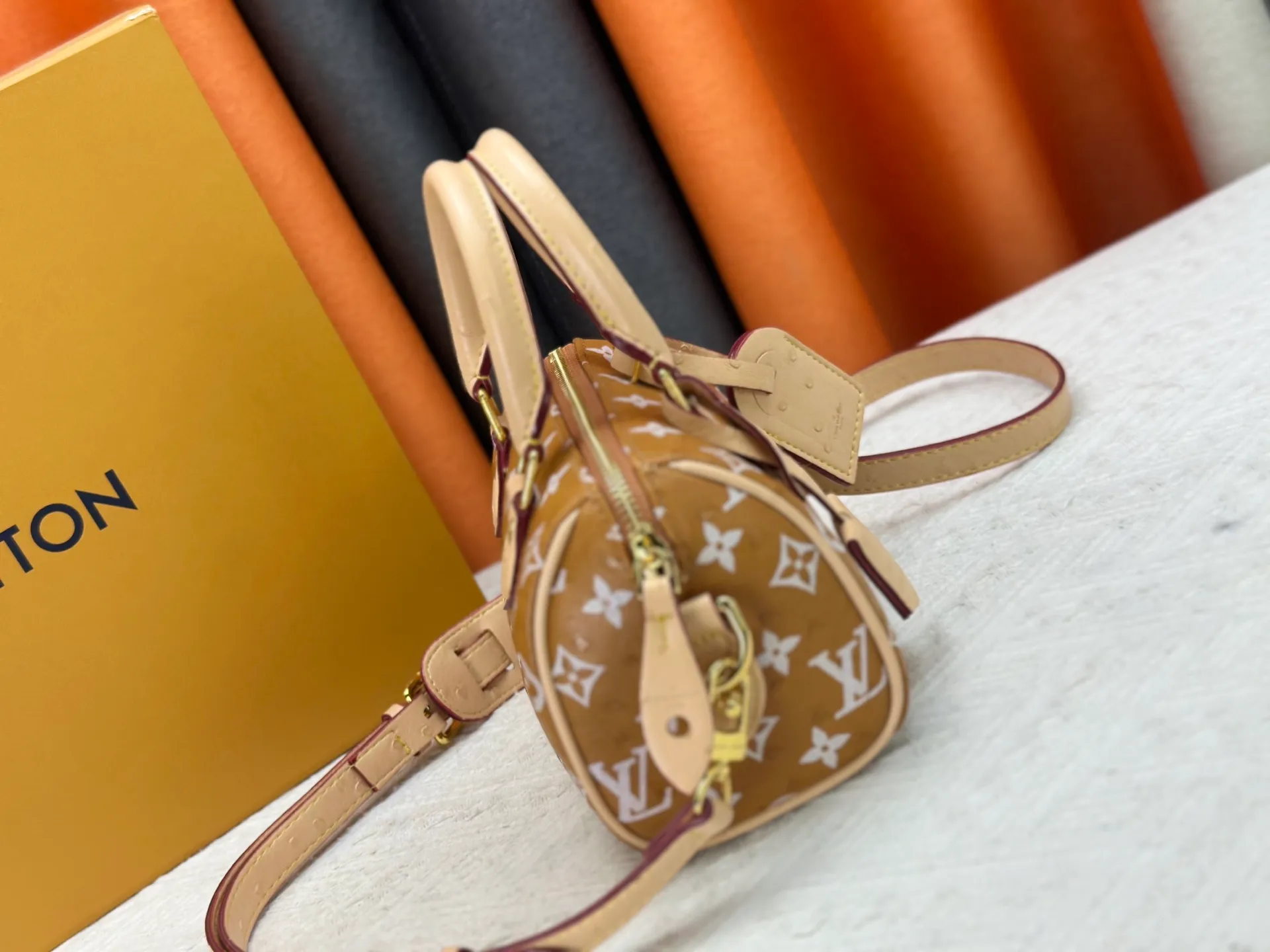 P260 [Official latest model Ostrich pattern 18 size] SPEEDY 18 handbag N87525 M16279 M46234 M81085 As a compact version of the Speedy series, the Speedy18 handbag uses ostrich leather to depict colorful Monogram patterns. Its twill effect is just like the texture of Monogram canvas, demonstrating Louis Vuitton's exquisite craftsmanship. Detachable and adjustable shoulder strap for cross-body wear. Dimensions: 18×12×10