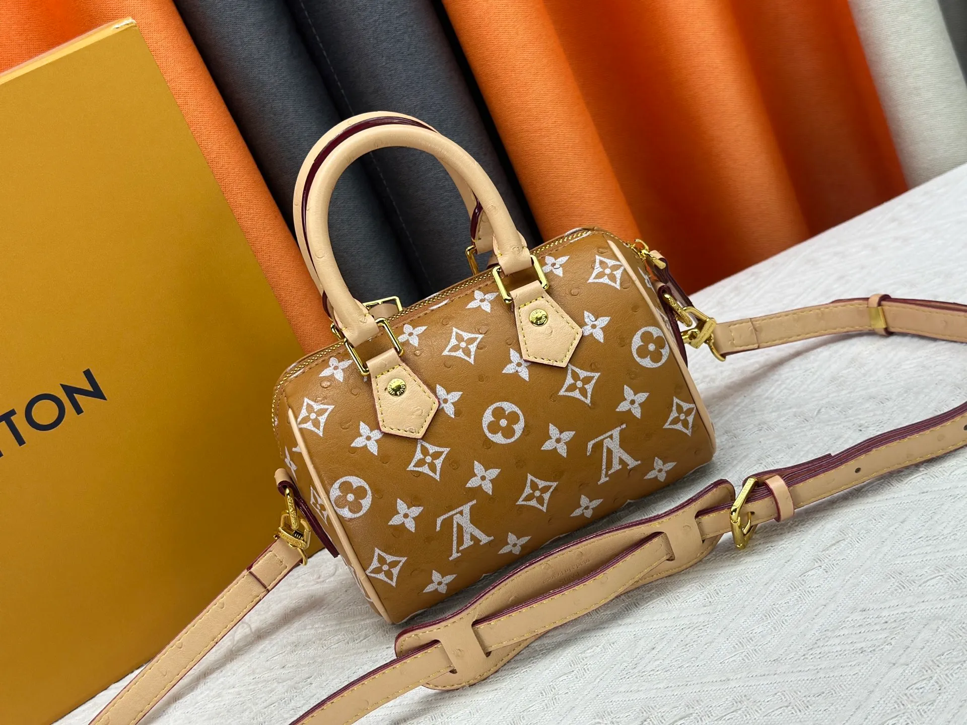 P260 [Official latest model Ostrich pattern 18 size] SPEEDY 18 handbag N87525 M16279 M46234 M81085 As a compact version of the Speedy series, the Speedy18 handbag uses ostrich leather to depict colorful Monogram patterns. Its twill effect is just like the texture of Monogram canvas, demonstrating Louis Vuitton's exquisite craftsmanship. Detachable and adjustable shoulder strap for cross-body wear. Dimensions: 18×12×10