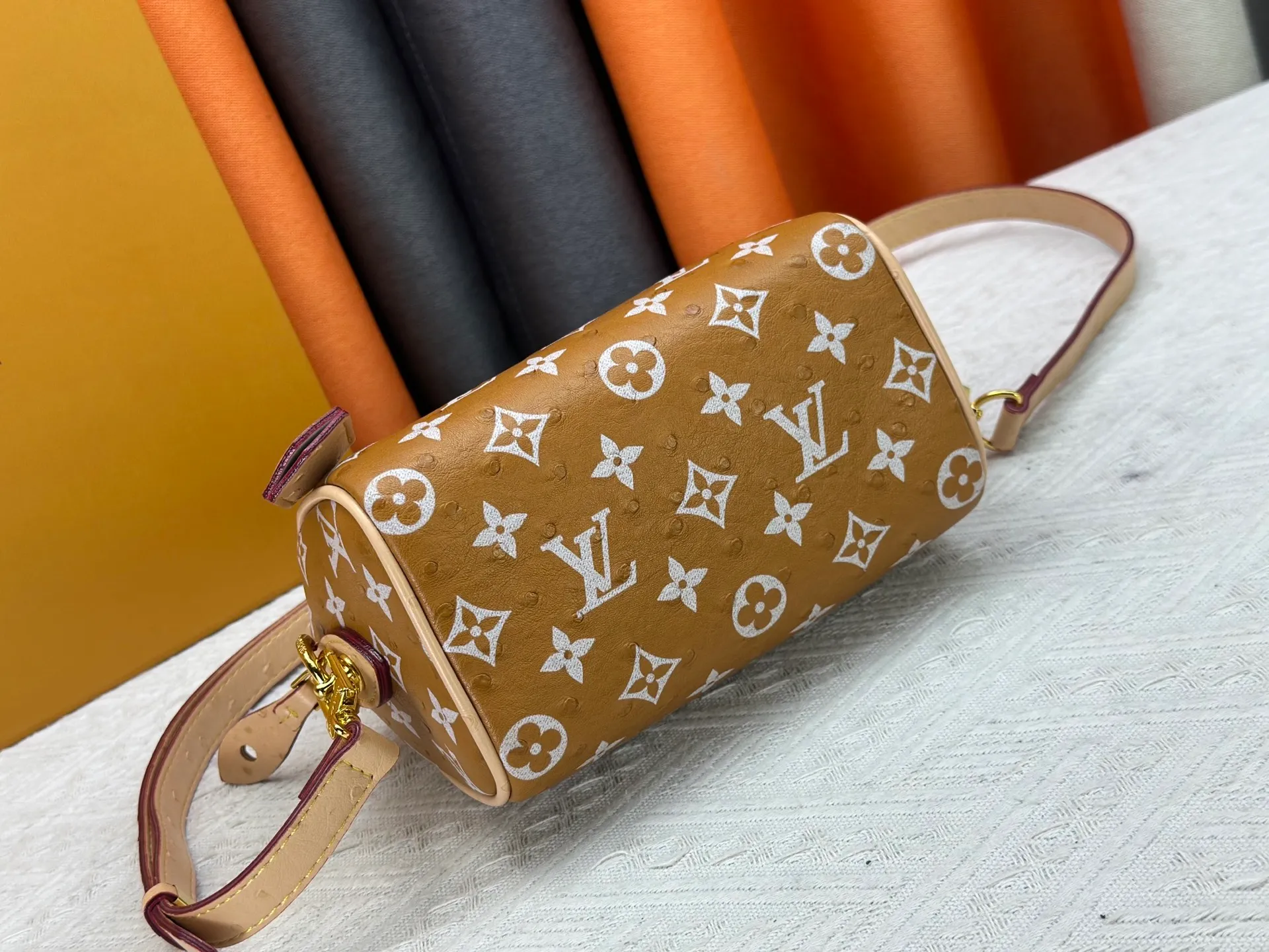 P260 [Official latest model Ostrich pattern 18 size] SPEEDY 18 handbag N87525 M16279 M46234 M81085 As a compact version of the Speedy series, the Speedy18 handbag uses ostrich leather to depict colorful Monogram patterns. Its twill effect is just like the texture of Monogram canvas, demonstrating Louis Vuitton's exquisite craftsmanship. Detachable and adjustable shoulder strap for cross-body wear. Dimensions: 18×12×10