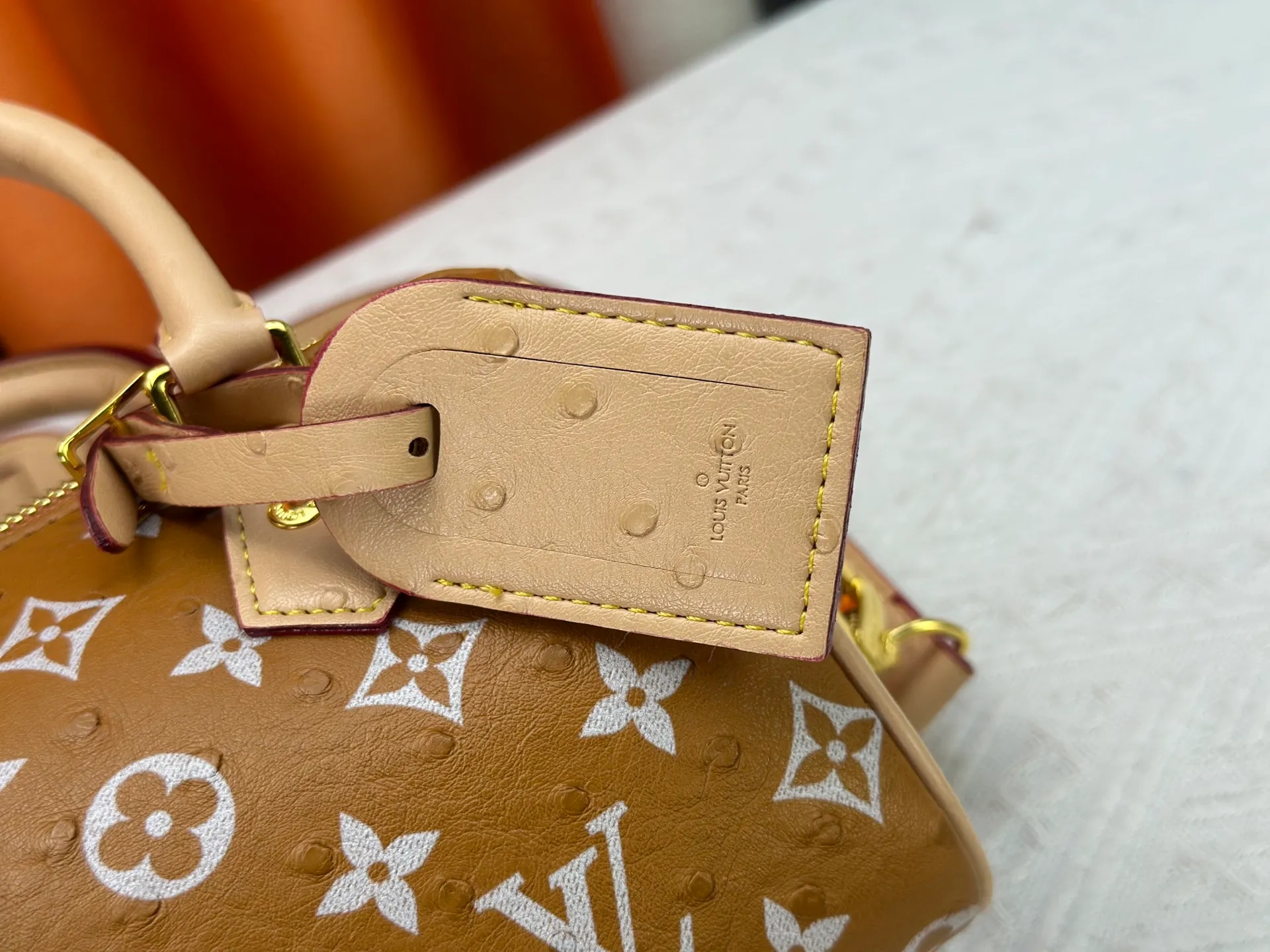 P260 [Official latest model Ostrich pattern 18 size] SPEEDY 18 handbag N87525 M16279 M46234 M81085 As a compact version of the Speedy series, the Speedy18 handbag uses ostrich leather to depict colorful Monogram patterns. Its twill effect is just like the texture of Monogram canvas, demonstrating Louis Vuitton's exquisite craftsmanship. Detachable and adjustable shoulder strap for cross-body wear. Dimensions: 18×12×10