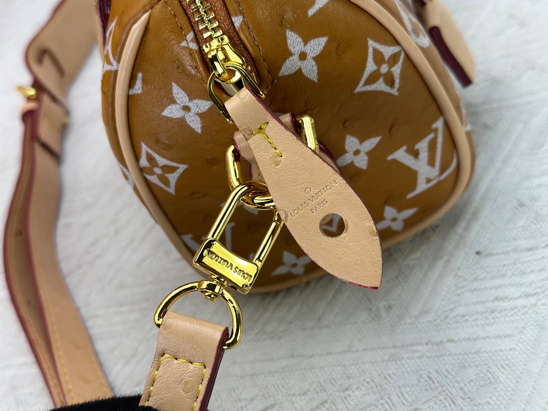 P260 [Official latest model Ostrich pattern 18 size] SPEEDY 18 handbag N87525 M16279 M46234 M81085 As a compact version of the Speedy series, the Speedy18 handbag uses ostrich leather to depict colorful Monogram patterns. Its twill effect is just like the texture of Monogram canvas, demonstrating Louis Vuitton's exquisite craftsmanship. Detachable and adjustable shoulder strap for cross-body wear. Dimensions: 18×12×10