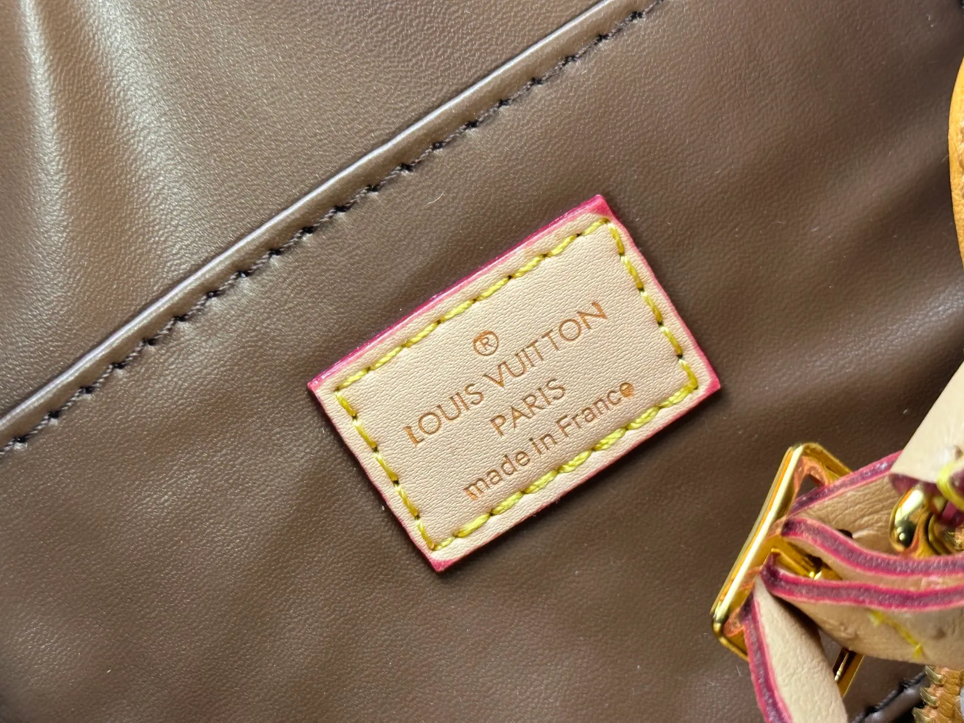 P260 [Official latest model Ostrich pattern 18 size] SPEEDY 18 handbag N87525 M16279 M46234 M81085 As a compact version of the Speedy series, the Speedy18 handbag uses ostrich leather to depict colorful Monogram patterns. Its twill effect is just like the texture of Monogram canvas, demonstrating Louis Vuitton's exquisite craftsmanship. Detachable and adjustable shoulder strap for cross-body wear. Dimensions: 18×12×10