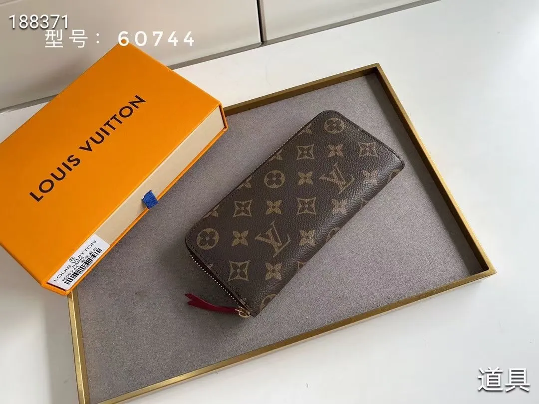 P100💰💎The original LV Clemence wallet is small and compact but has ample capacity. It is made of exquisite and durable Monogram canvas material. Bright color lining and leather zippers show off the playful charm of women. Model: 60744/60742. Size: 19.5×9×1.5cm