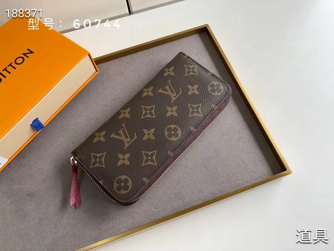 P100💰💎The original LV Clemence wallet is small and compact but has ample capacity. It is made of exquisite and durable Monogram canvas material. Bright color lining and leather zippers show off the playful charm of women. Model: 60744/60742. Size: 19.5×9×1.5cm