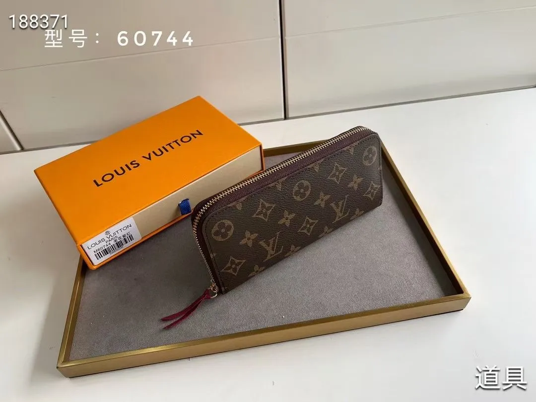 P100💰💎The original LV Clemence wallet is small and compact but has ample capacity. It is made of exquisite and durable Monogram canvas material. Bright color lining and leather zippers show off the playful charm of women. Model: 60744/60742. Size: 19.5×9×1.5cm