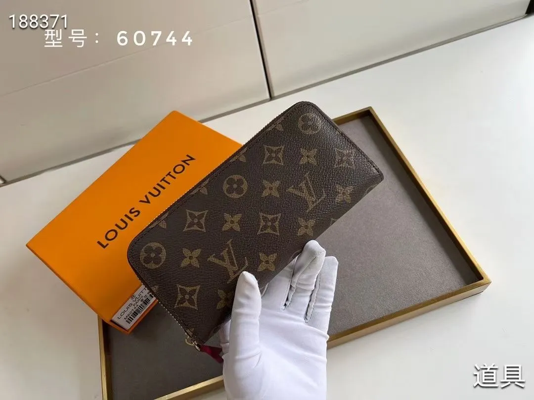 P100💰💎The original LV Clemence wallet is small and compact but has ample capacity. It is made of exquisite and durable Monogram canvas material. Bright color lining and leather zippers show off the playful charm of women. Model: 60744/60742. Size: 19.5×9×1.5cm