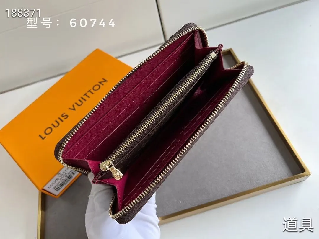 P100💰💎The original LV Clemence wallet is small and compact but has ample capacity. It is made of exquisite and durable Monogram canvas material. Bright color lining and leather zippers show off the playful charm of women. Model: 60744/60742. Size: 19.5×9×1.5cm