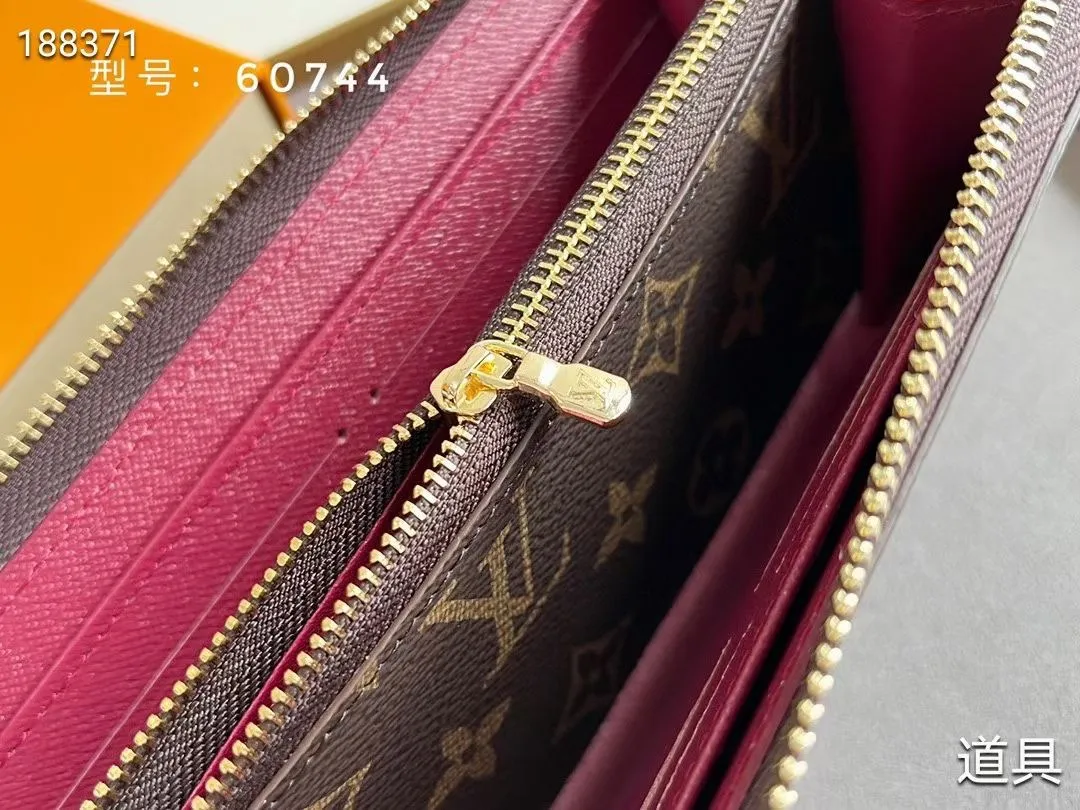 P100💰💎The original LV Clemence wallet is small and compact but has ample capacity. It is made of exquisite and durable Monogram canvas material. Bright color lining and leather zippers show off the playful charm of women. Model: 60744/60742. Size: 19.5×9×1.5cm