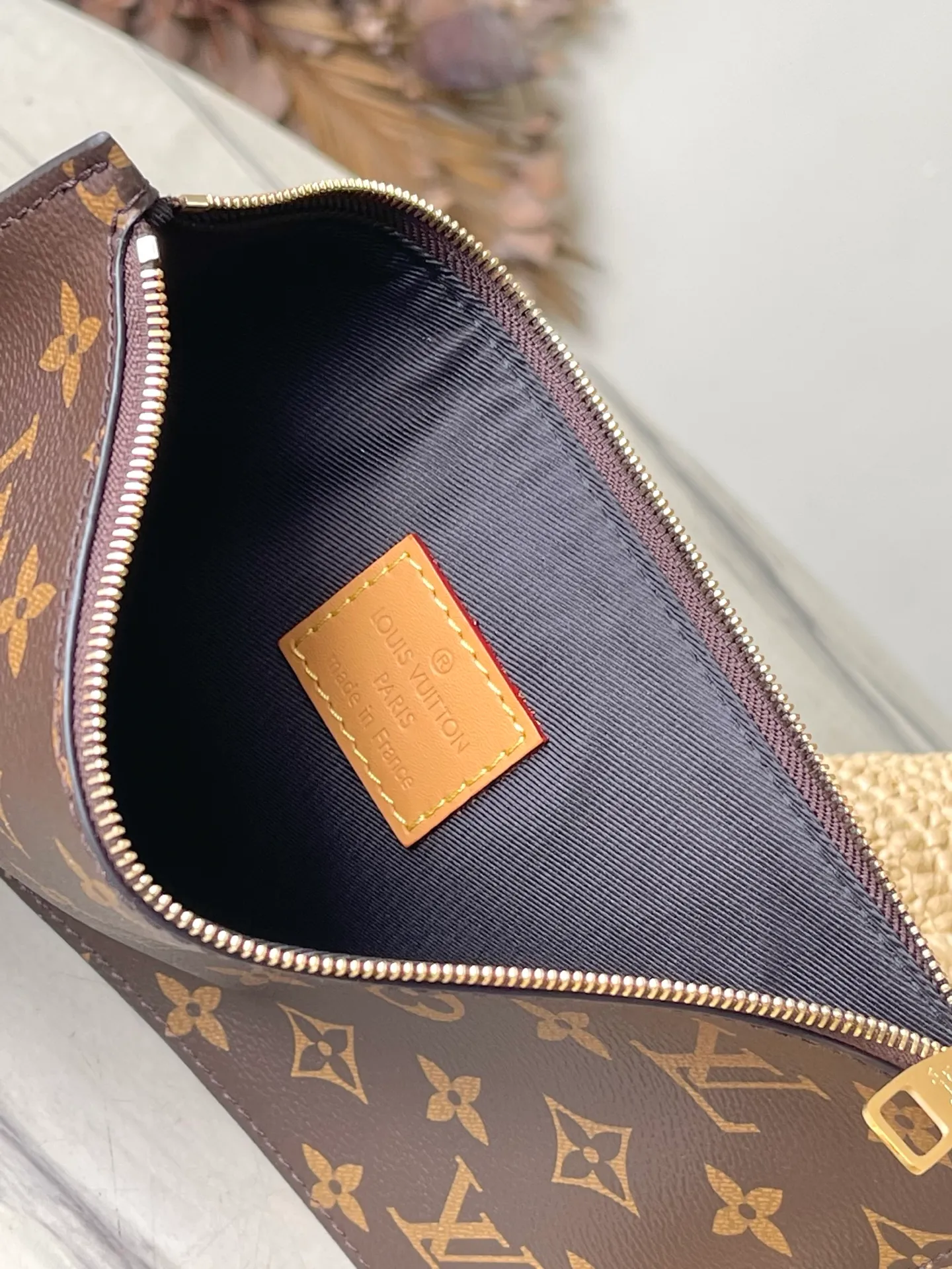 💰1580 Top Original Order M14458 This Shopper Tote handbag is filled with summery atmosphere with light raffia, which cleverly reflects the Louis Vuitton logo embroidery on the front. The removable distressed leather nameplate adds a retro charm, and the Louis Vuitton woven label on the inside highlights the new season cruise theme. Dimensions: 44 × 32 × 17 cm