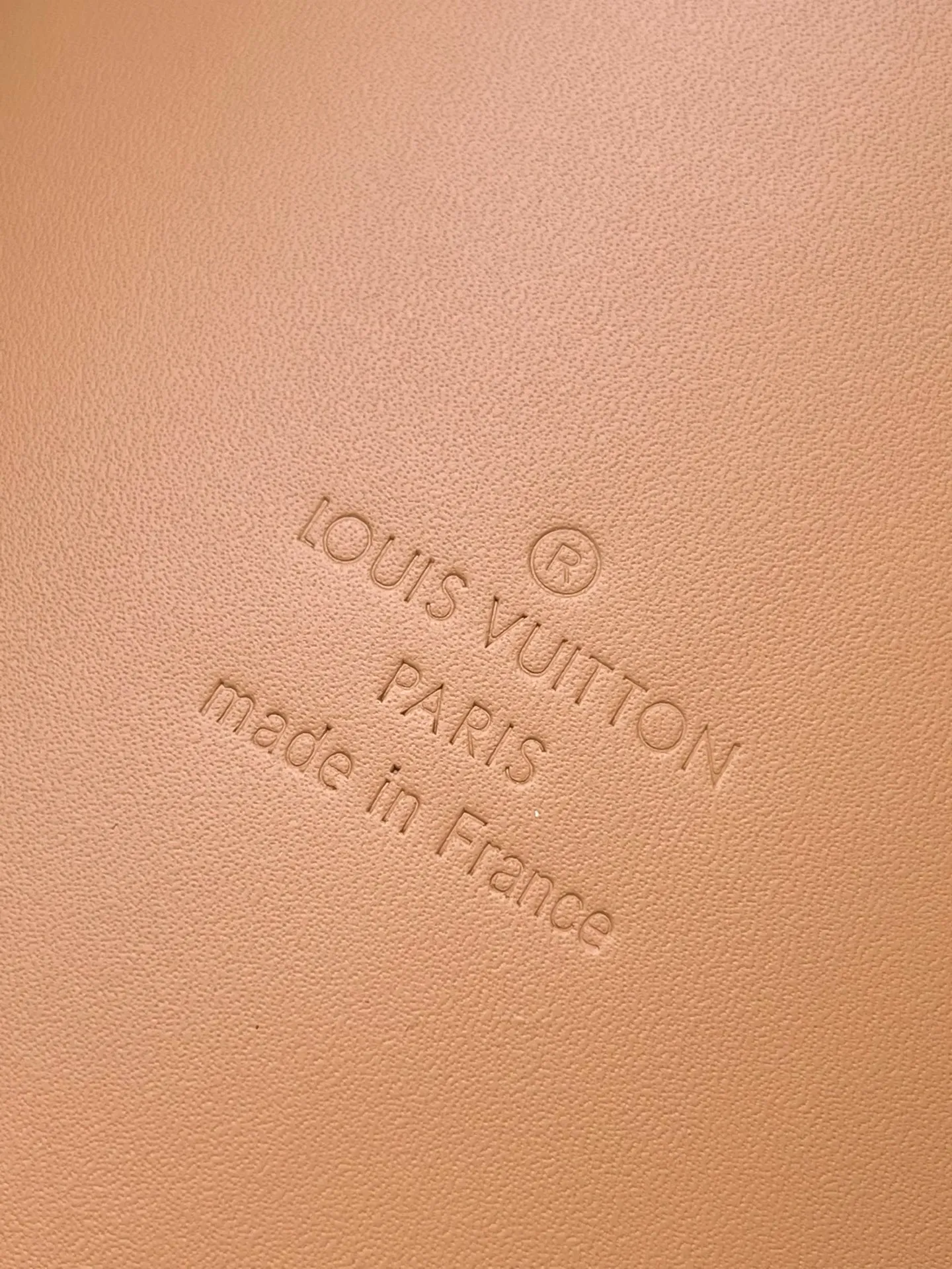 💰1580 Top Original Order M14458 This Shopper Tote handbag is filled with summery atmosphere with light raffia, which cleverly reflects the Louis Vuitton logo embroidery on the front. The removable distressed leather nameplate adds a retro charm, and the Louis Vuitton woven label on the inside highlights the new season cruise theme. Dimensions: 44 × 32 × 17 cm