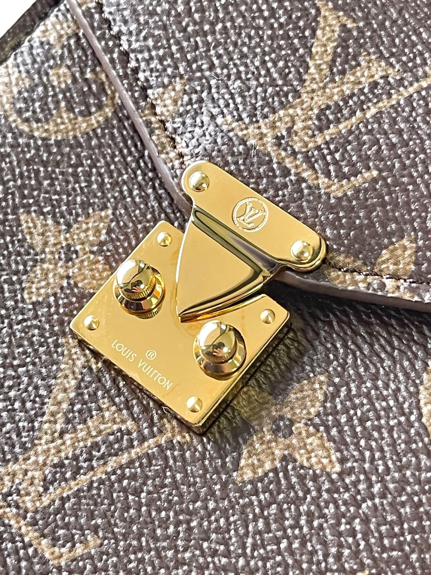 💰800 Top Original Order M13572 This Metis mobile phone bag is inspired by Louis Vuitton's classic luggage, and is made of a whole piece of Monogram canvas to create an exquisite structure. The S-lock clasp and metal corners reflect the brand's long tradition of box making. Attach the removable chain to instantly be hands-free. Dimensions: 10.4 × 17.5 × 4 cm
