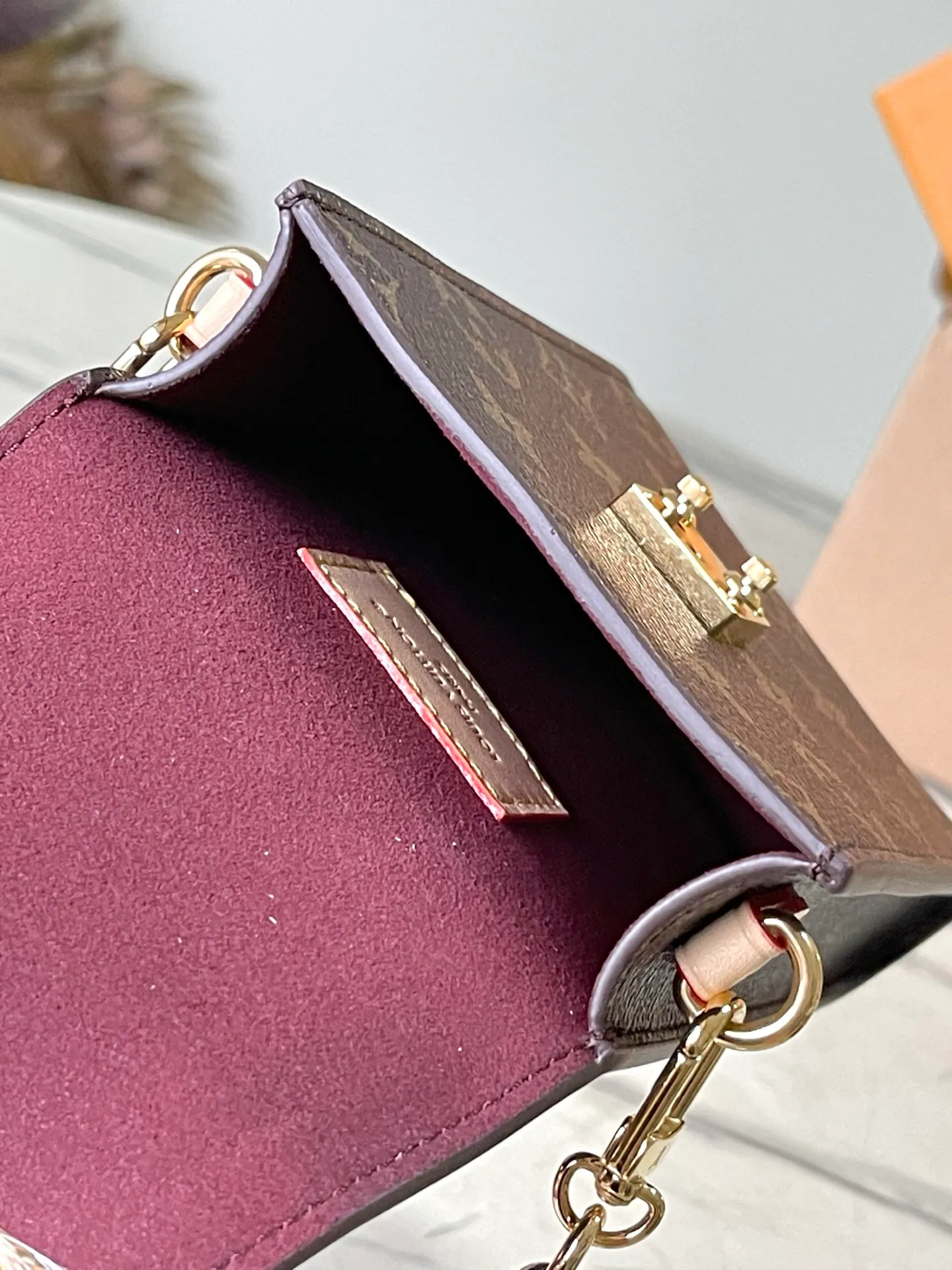 💰800 Top Original Order M13572 This Metis mobile phone bag is inspired by Louis Vuitton's classic luggage, and is made of a whole piece of Monogram canvas to create an exquisite structure. The S-lock clasp and metal corners reflect the brand's long tradition of box making. Attach the removable chain to instantly be hands-free. Dimensions: 10.4 × 17.5 × 4 cm