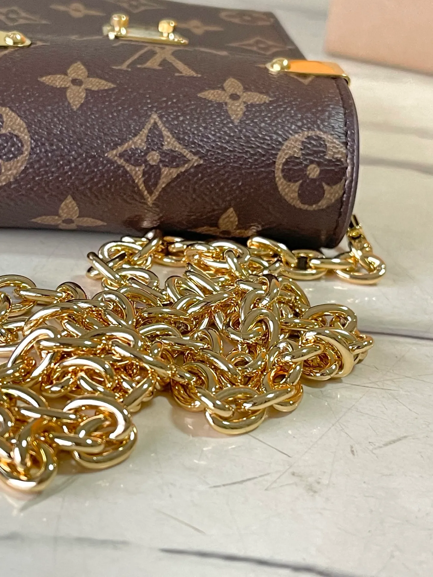 💰800 Top Original Order M13572 This Metis mobile phone bag is inspired by Louis Vuitton's classic luggage, and is made of a whole piece of Monogram canvas to create an exquisite structure. The S-lock clasp and metal corners reflect the brand's long tradition of box making. Attach the removable chain to instantly be hands-free. Dimensions: 10.4 × 17.5 × 4 cm