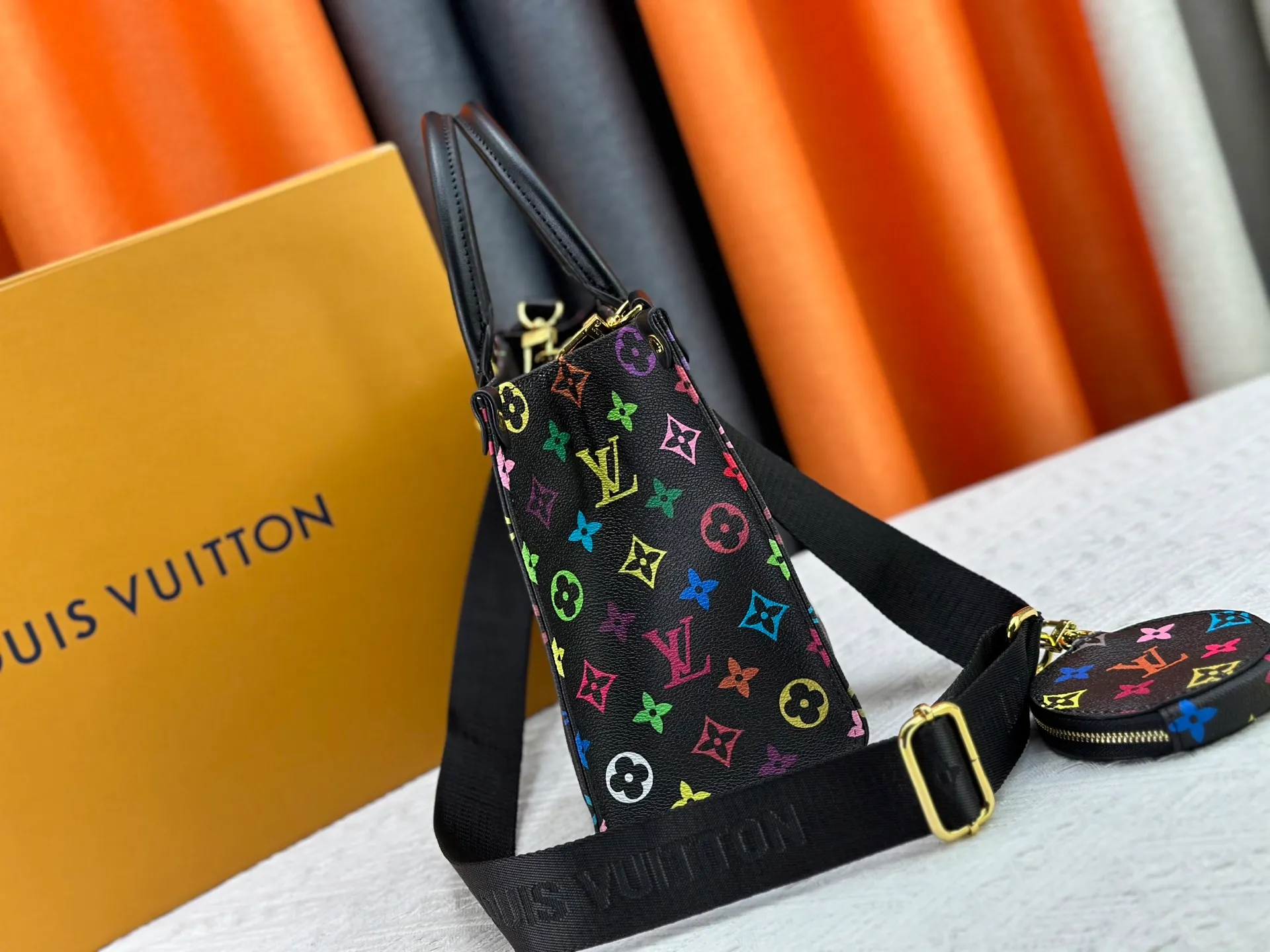 P300 Upgraded Original M46373 Murakami White Tricolor Black Tricolor This OnTheGo small handbag is made of Monogram and Monogram Reverse canvas, with the Monogram Giant pattern embellished on it. The Toron handle and the jacquard textured shoulder strap decorated with the brand's logo create a visual contrast, and the detachable coin bag is suitable for storing change or small items. It combines fashionable charm with various functions, making it a good daily companion. 25.0 x 19.0 x 11.5 cm (length x height x width)