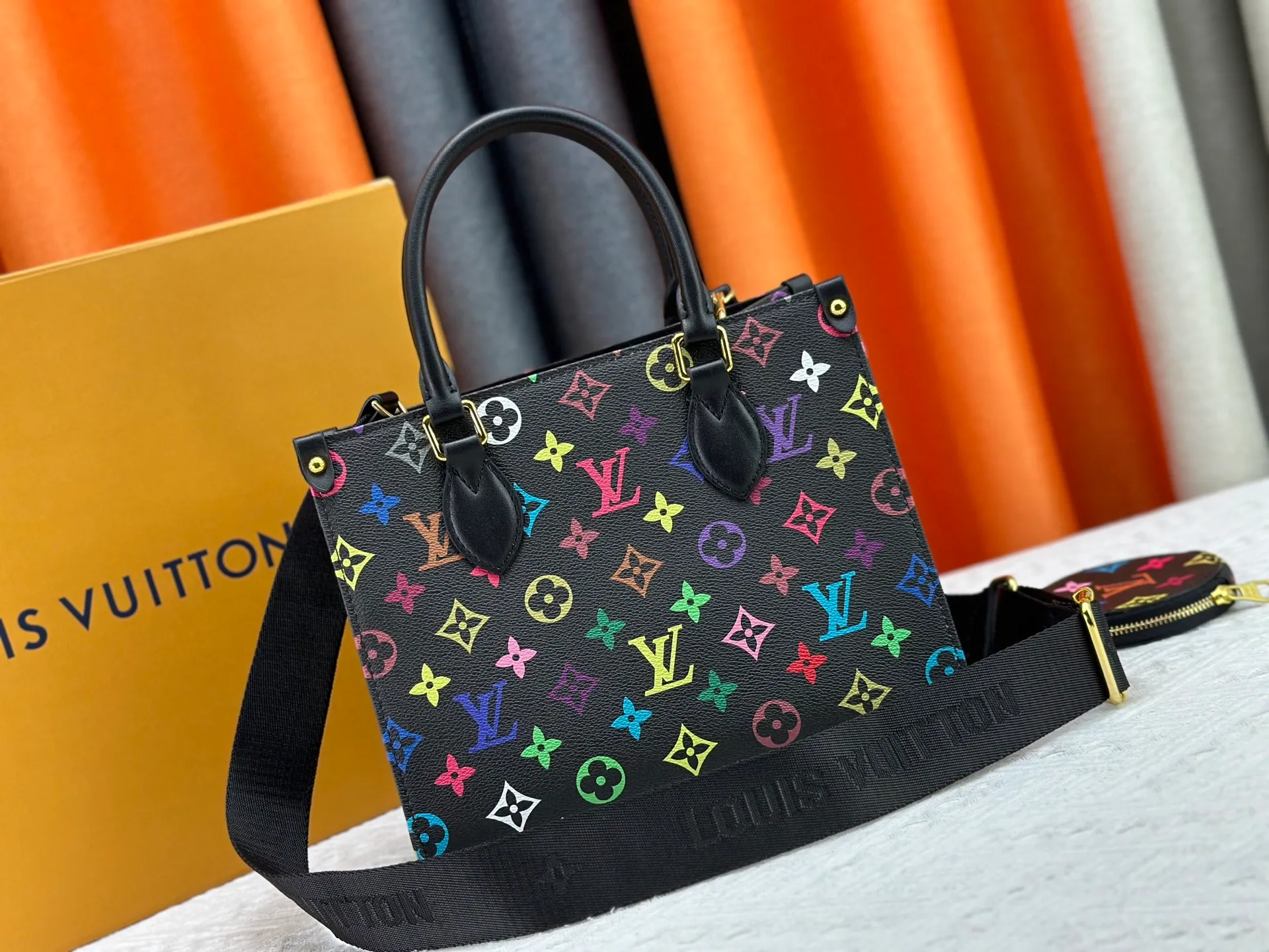 P300 Upgraded Original M46373 Murakami White Tricolor Black Tricolor This OnTheGo small handbag is made of Monogram and Monogram Reverse canvas, with the Monogram Giant pattern embellished on it. The Toron handle and the jacquard textured shoulder strap decorated with the brand's logo create a visual contrast, and the detachable coin bag is suitable for storing change or small items. It combines fashionable charm with various functions, making it a good daily companion. 25.0 x 19.0 x 11.5 cm (length x height x width)