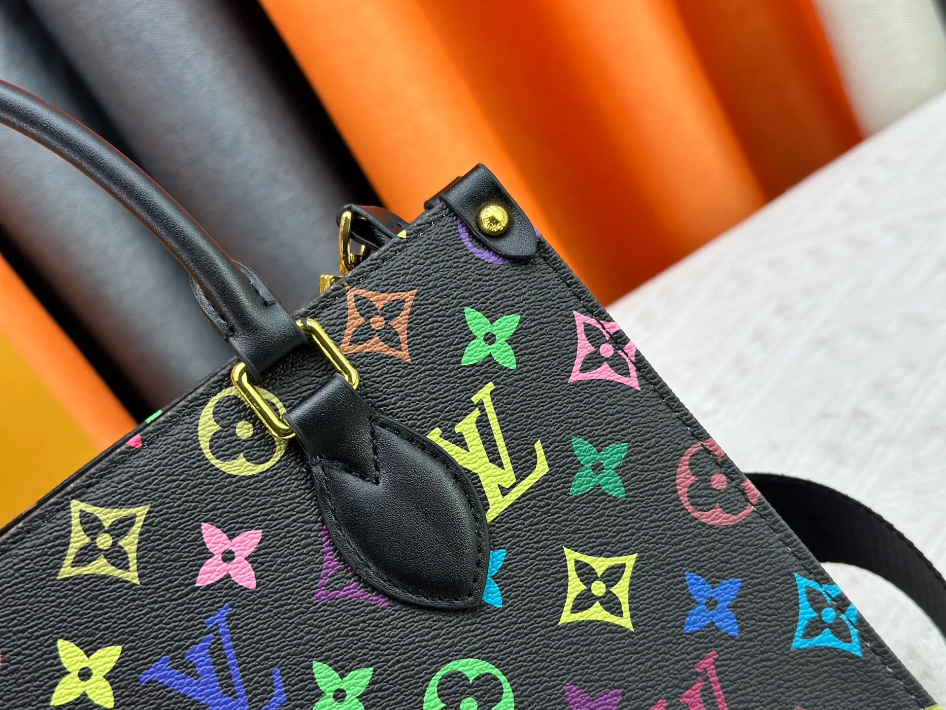 P300 Upgraded Original M46373 Murakami White Tricolor Black Tricolor This OnTheGo small handbag is made of Monogram and Monogram Reverse canvas, with the Monogram Giant pattern embellished on it. The Toron handle and the jacquard textured shoulder strap decorated with the brand's logo create a visual contrast, and the detachable coin bag is suitable for storing change or small items. It combines fashionable charm with various functions, making it a good daily companion. 25.0 x 19.0 x 11.5 cm (length x height x width)