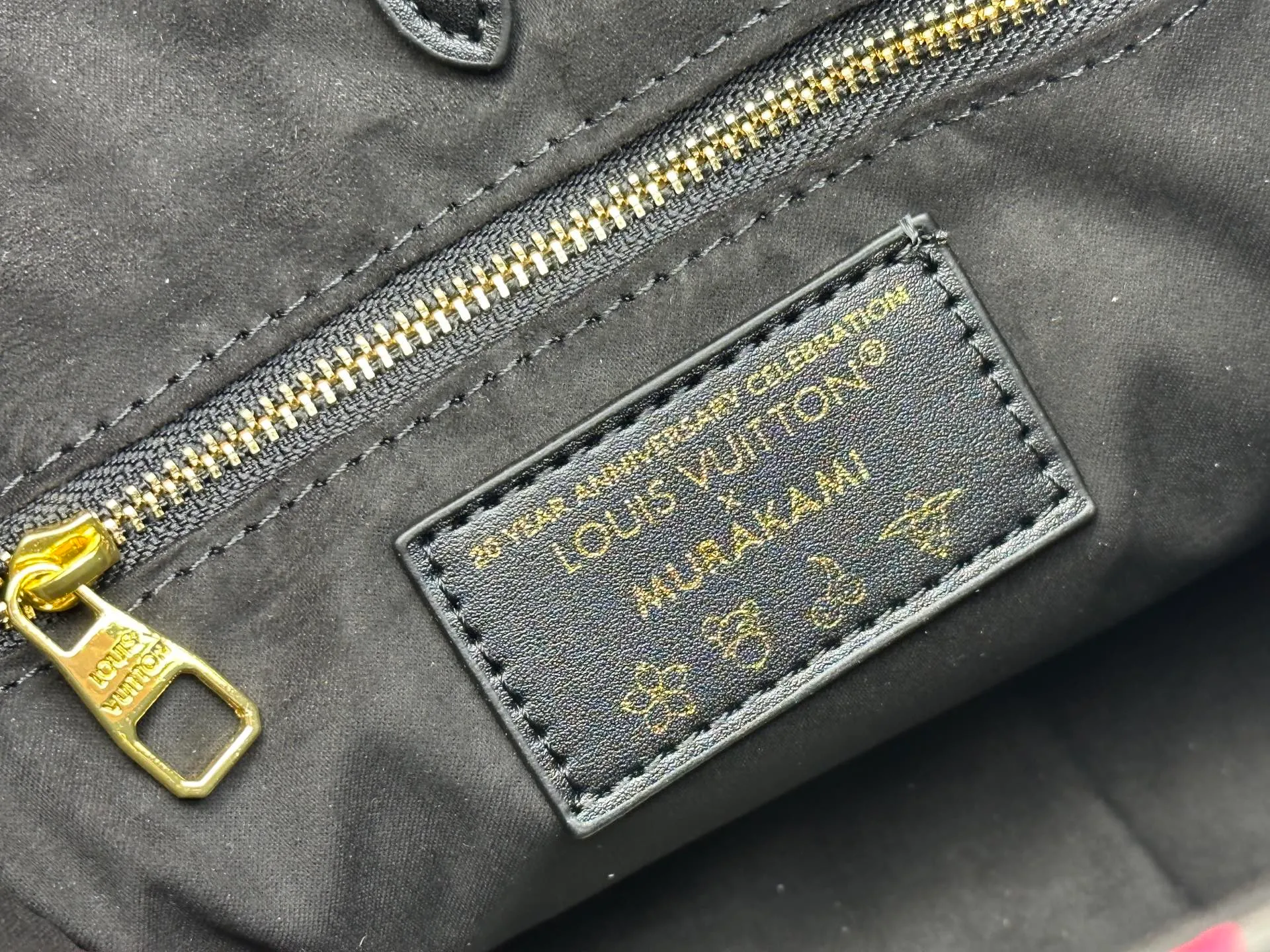 P300 Upgraded Original M46373 Murakami White Tricolor Black Tricolor This OnTheGo small handbag is made of Monogram and Monogram Reverse canvas, with the Monogram Giant pattern embellished on it. The Toron handle and the jacquard textured shoulder strap decorated with the brand's logo create a visual contrast, and the detachable coin bag is suitable for storing change or small items. It combines fashionable charm with various functions, making it a good daily companion. 25.0 x 19.0 x 11.5 cm (length x height x width)