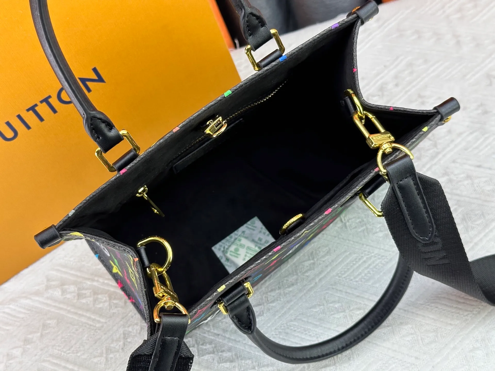 P300 Upgraded Original M46373 Murakami White Tricolor Black Tricolor This OnTheGo small handbag is made of Monogram and Monogram Reverse canvas, with the Monogram Giant pattern embellished on it. The Toron handle and the jacquard textured shoulder strap decorated with the brand's logo create a visual contrast, and the detachable coin bag is suitable for storing change or small items. It combines fashionable charm with various functions, making it a good daily companion. 25.0 x 19.0 x 11.5 cm (length x height x width)