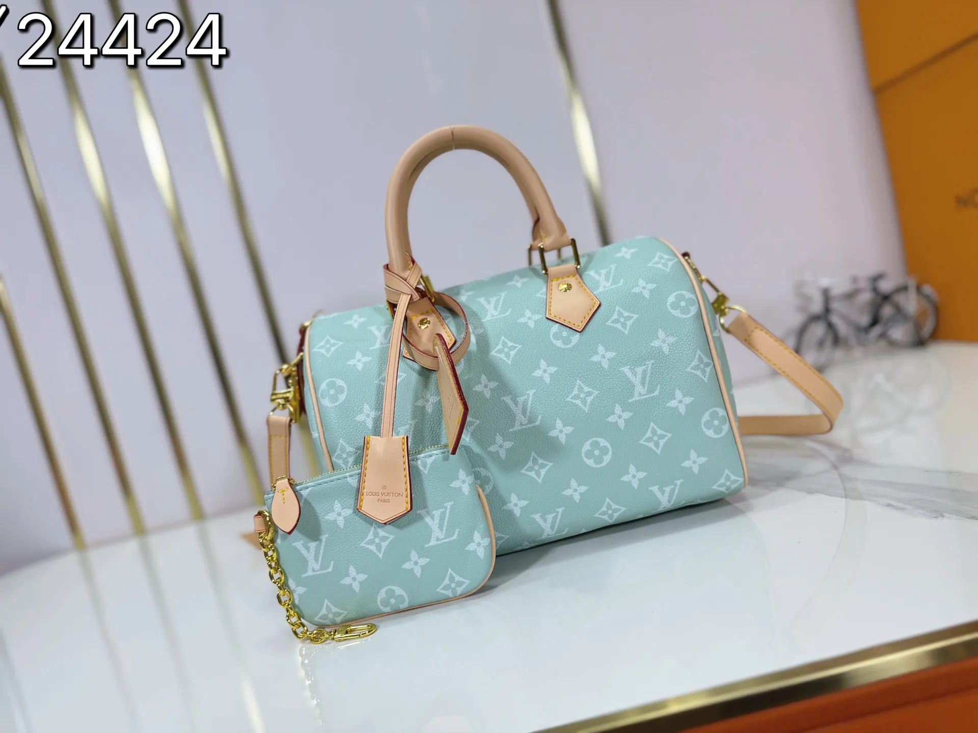 P280 Upgraded original M24424 M24425 M24426 M24423 M24443 M This Speedy Bandoulière 25 Monogram Leather handbag is made of soft cow leather and uses Monogram pattern to reproduce the elegant look and feel of canvas printing. Dazzling metal hardware, sheepskin lining and nameplate all reflect Creative Director Pharrell Williams' relentless attention to detail. Dimensions: 25.0 x 15.0 x 15.0 cm (length x height x width)