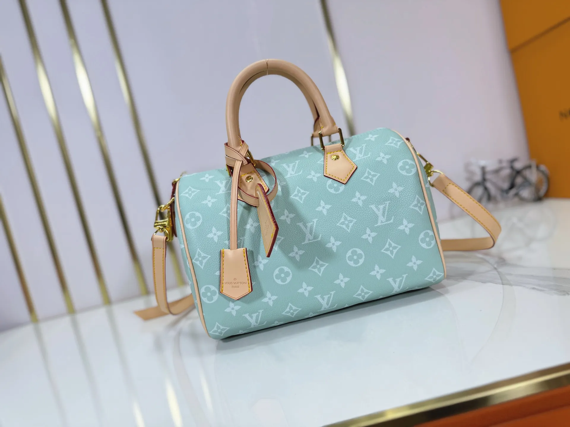 P280 Upgraded original M24424 M24425 M24426 M24423 M24443 M This Speedy Bandoulière 25 Monogram Leather handbag is made of soft cow leather and uses Monogram pattern to reproduce the elegant look and feel of canvas printing. Dazzling metal hardware, sheepskin lining and nameplate all reflect Creative Director Pharrell Williams' relentless attention to detail. Dimensions: 25.0 x 15.0 x 15.0 cm (length x height x width)