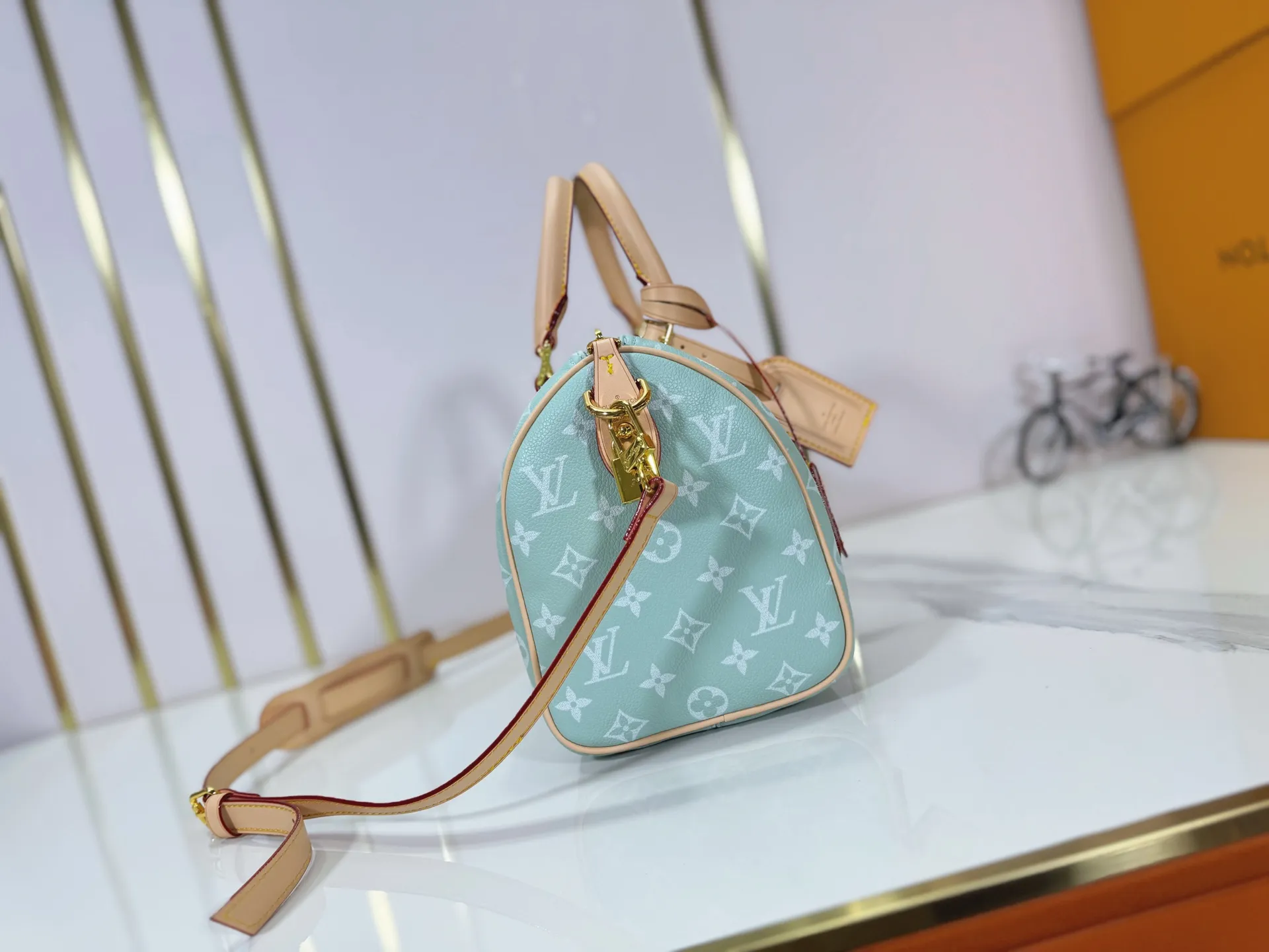 P280 Upgraded original M24424 M24425 M24426 M24423 M24443 M This Speedy Bandoulière 25 Monogram Leather handbag is made of soft cow leather and uses Monogram pattern to reproduce the elegant look and feel of canvas printing. Dazzling metal hardware, sheepskin lining and nameplate all reflect Creative Director Pharrell Williams' relentless attention to detail. Dimensions: 25.0 x 15.0 x 15.0 cm (length x height x width)