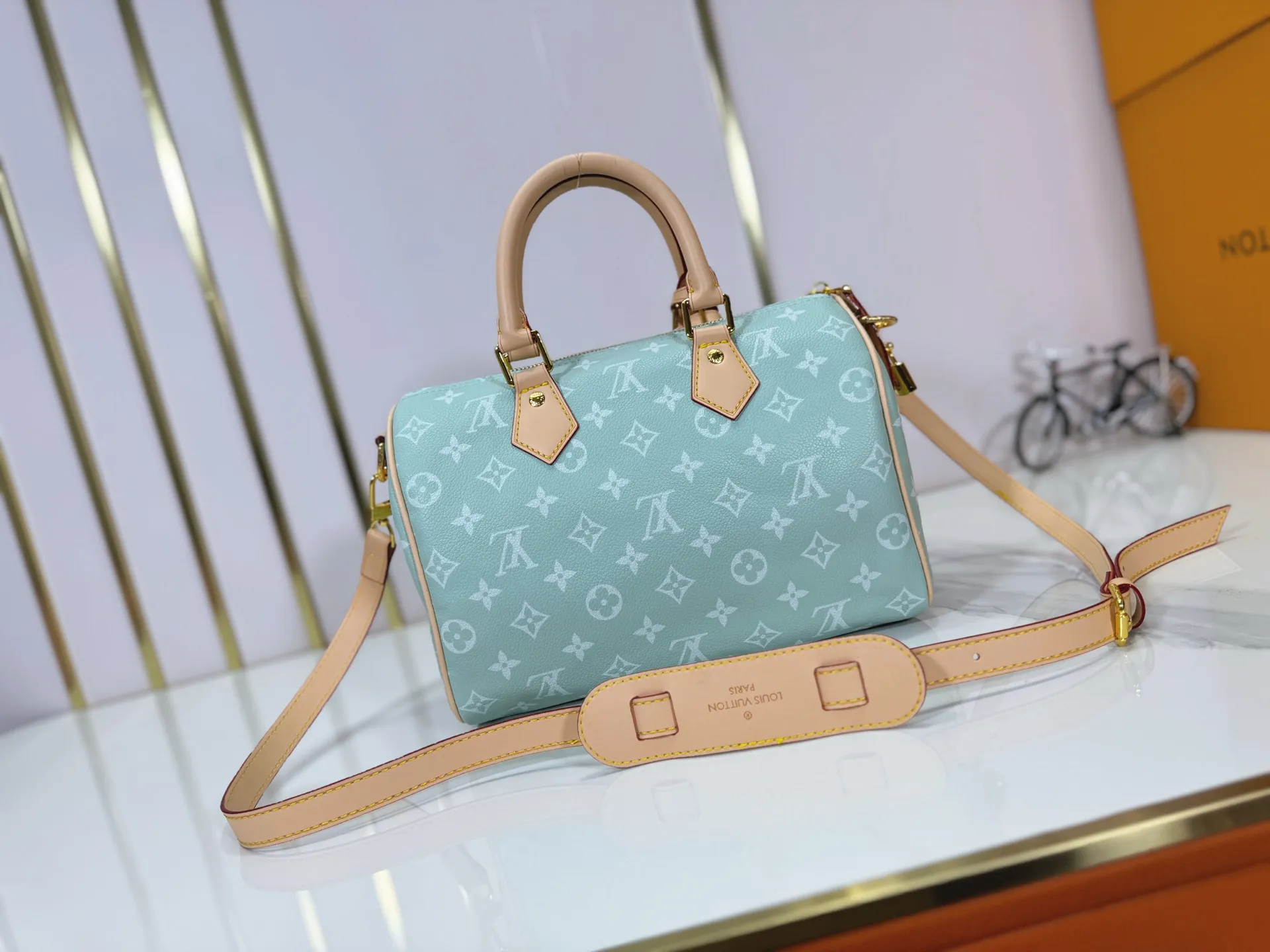 P280 Upgraded original M24424 M24425 M24426 M24423 M24443 M This Speedy Bandoulière 25 Monogram Leather handbag is made of soft cow leather and uses Monogram pattern to reproduce the elegant look and feel of canvas printing. Dazzling metal hardware, sheepskin lining and nameplate all reflect Creative Director Pharrell Williams' relentless attention to detail. Dimensions: 25.0 x 15.0 x 15.0 cm (length x height x width)