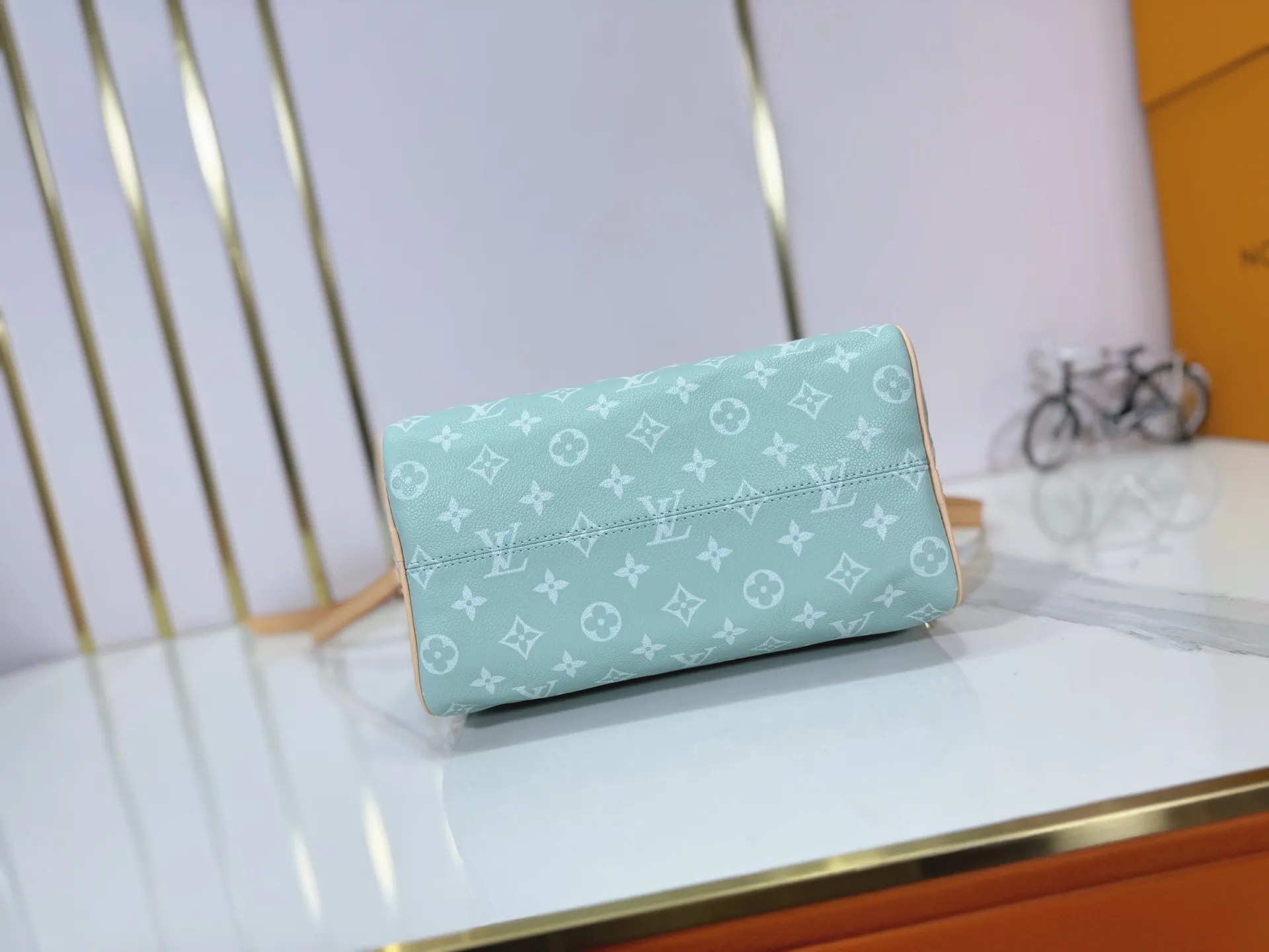P280 Upgraded original M24424 M24425 M24426 M24423 M24443 M This Speedy Bandoulière 25 Monogram Leather handbag is made of soft cow leather and uses Monogram pattern to reproduce the elegant look and feel of canvas printing. Dazzling metal hardware, sheepskin lining and nameplate all reflect Creative Director Pharrell Williams' relentless attention to detail. Dimensions: 25.0 x 15.0 x 15.0 cm (length x height x width)