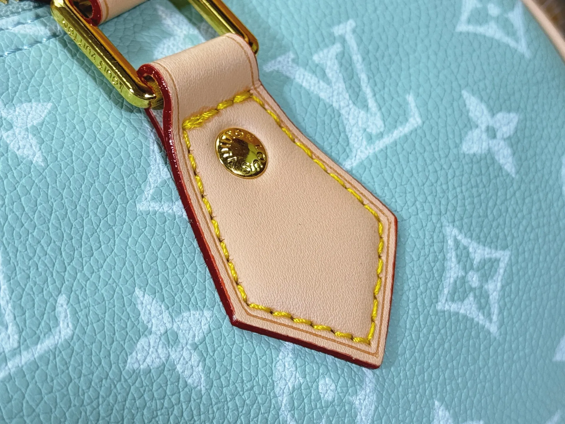 P280 Upgraded original M24424 M24425 M24426 M24423 M24443 M This Speedy Bandoulière 25 Monogram Leather handbag is made of soft cow leather and uses Monogram pattern to reproduce the elegant look and feel of canvas printing. Dazzling metal hardware, sheepskin lining and nameplate all reflect Creative Director Pharrell Williams' relentless attention to detail. Dimensions: 25.0 x 15.0 x 15.0 cm (length x height x width)