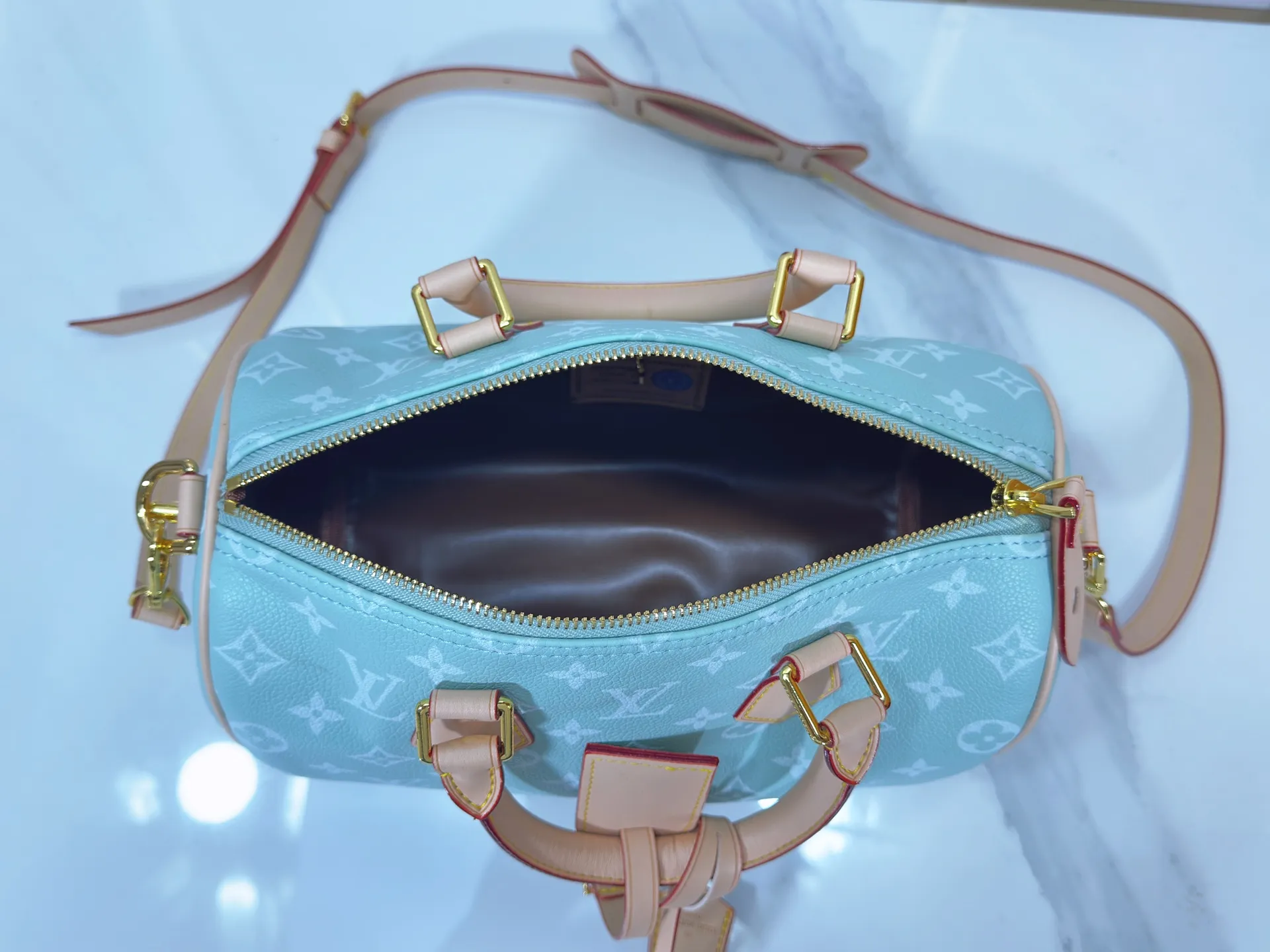 P280 Upgraded original M24424 M24425 M24426 M24423 M24443 M This Speedy Bandoulière 25 Monogram Leather handbag is made of soft cow leather and uses Monogram pattern to reproduce the elegant look and feel of canvas printing. Dazzling metal hardware, sheepskin lining and nameplate all reflect Creative Director Pharrell Williams' relentless attention to detail. Dimensions: 25.0 x 15.0 x 15.0 cm (length x height x width)